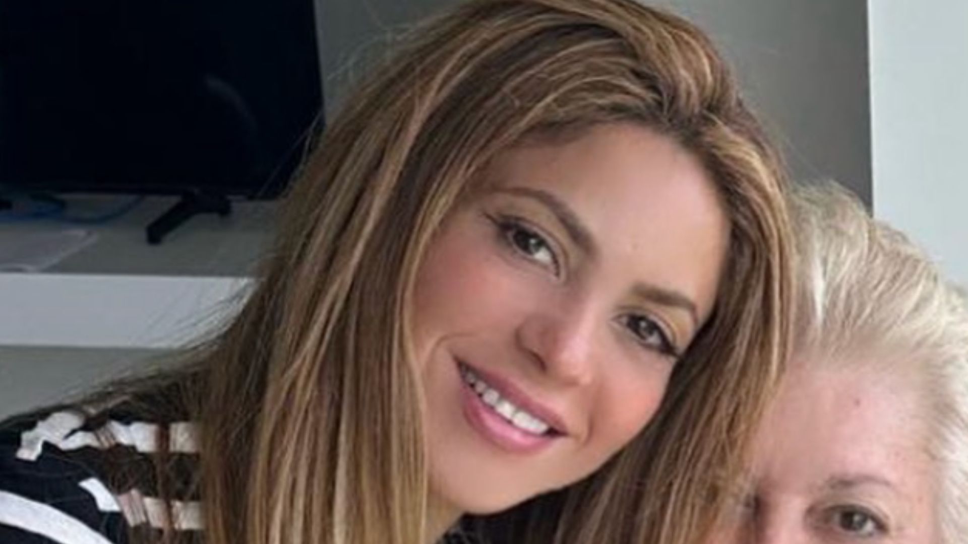 Shakira derrete seguidores ao surgir no colo da mãe: “Muito amor”