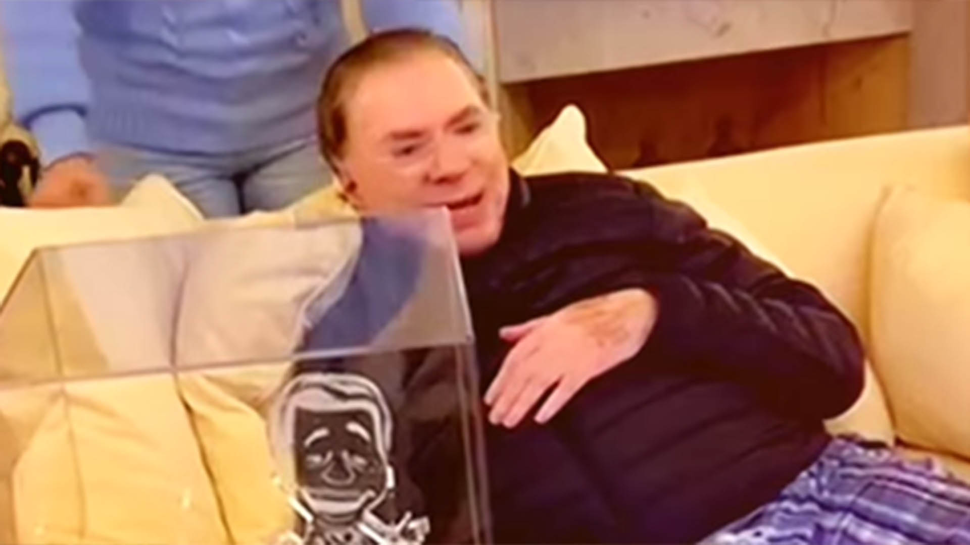 De pijama, Silvio Santos aparece rodeado pela família em noite especial