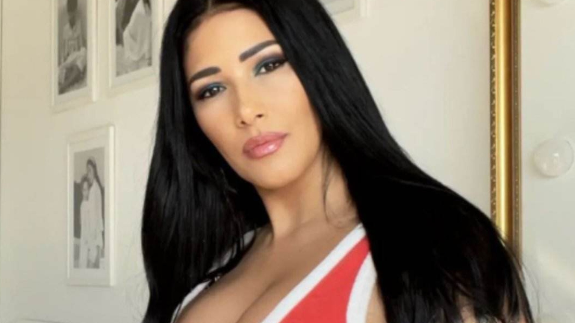 Simaria Mendes causa escândalo ao surgir usando roupa micro