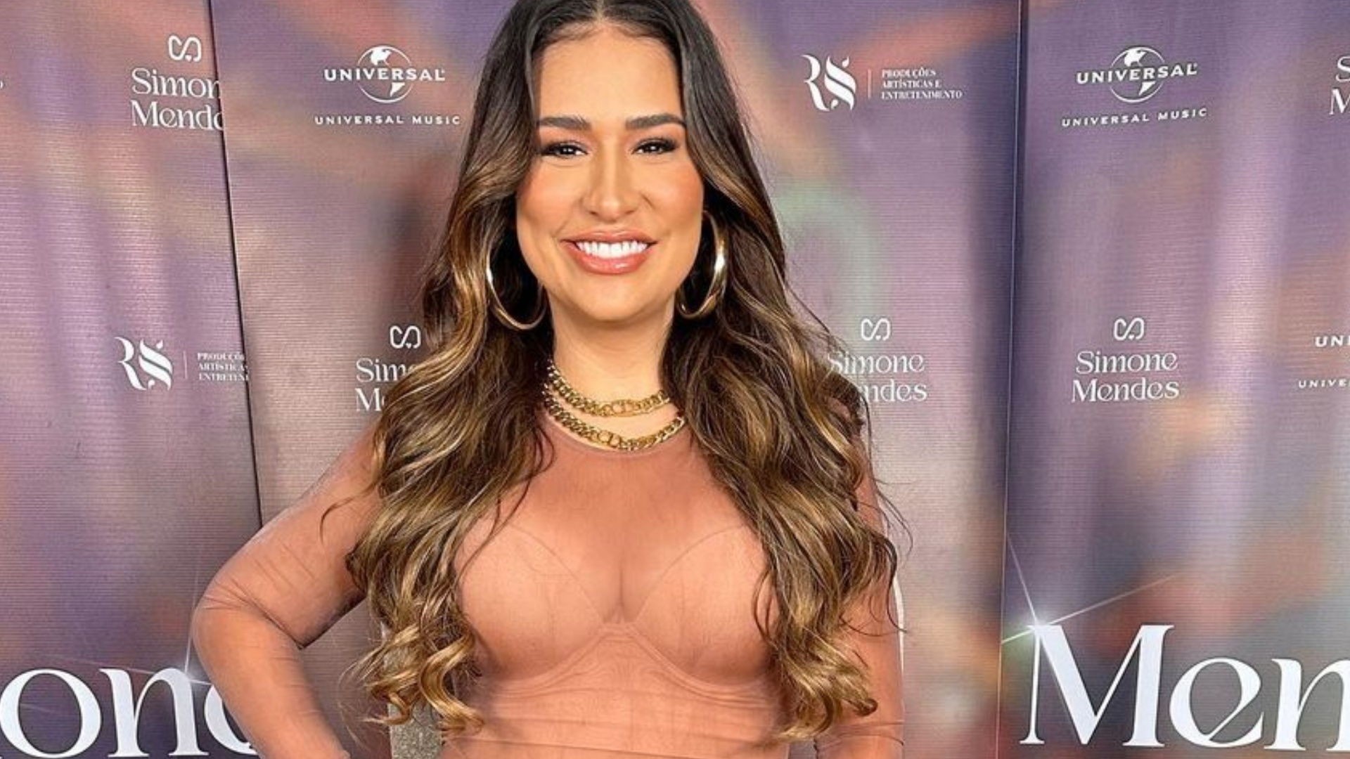 Simone Mendes arrasa de blusa transparente e calça baixa: ‘Que gatíssima’