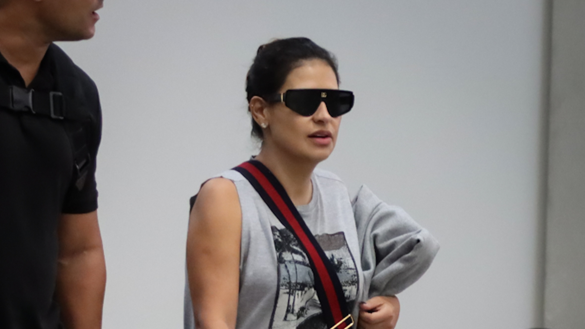 Simone Mendes une estilo e conforto ao ser flagrada em aeroporto