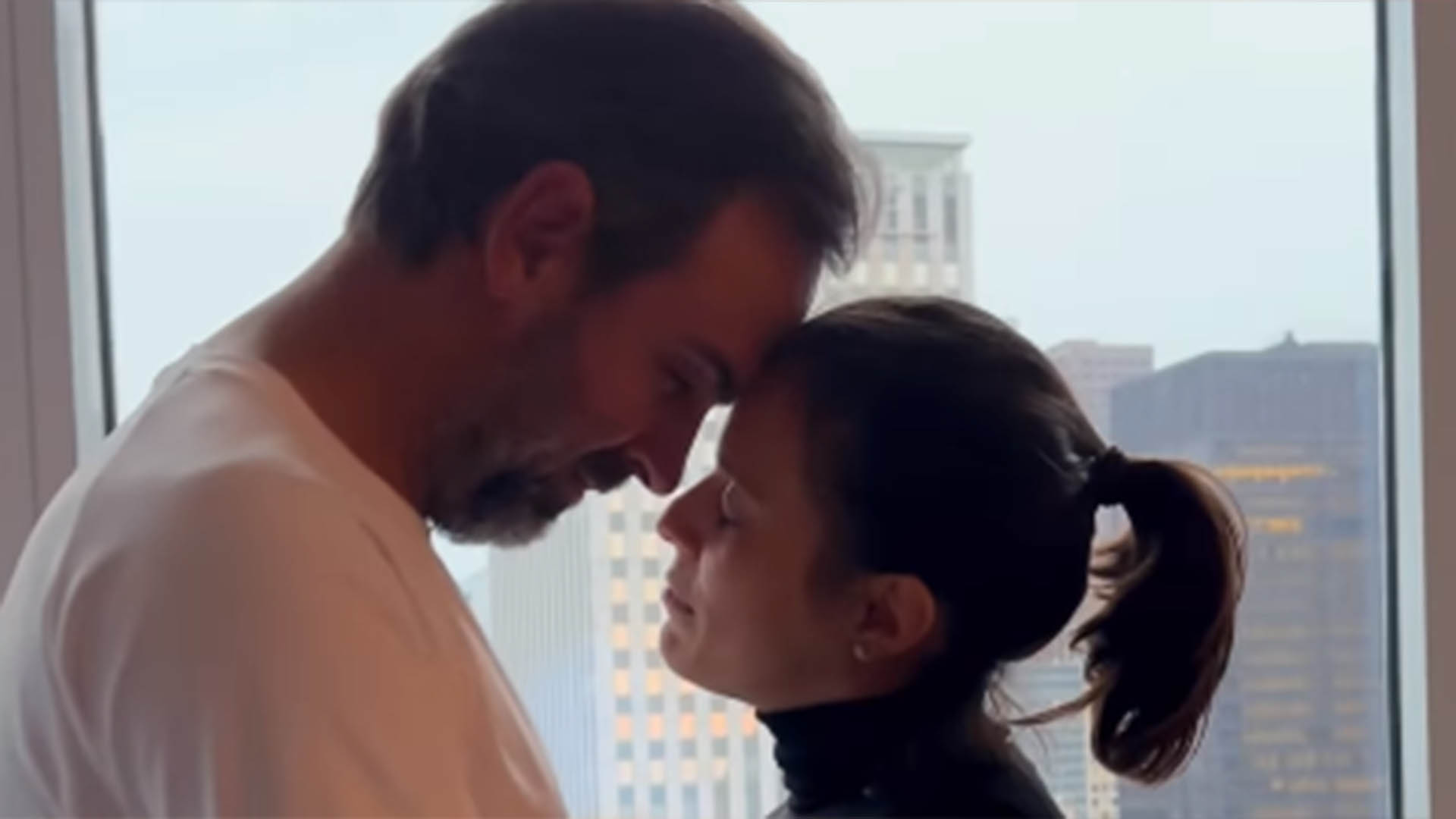 Tadeu Schmidt surge em clima de romance com a esposa