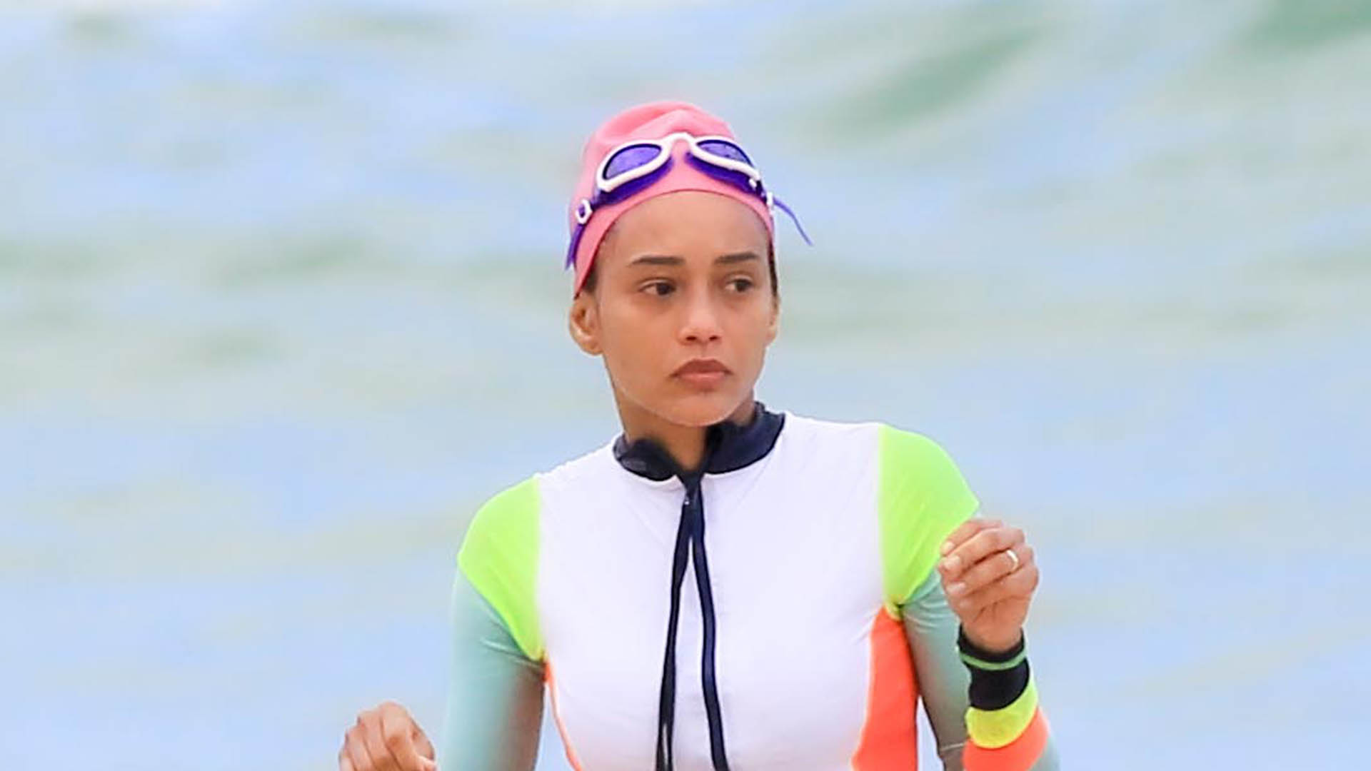 Magérrima, Taís Araujo curte banho de mar em praia no Rio de Janeiro