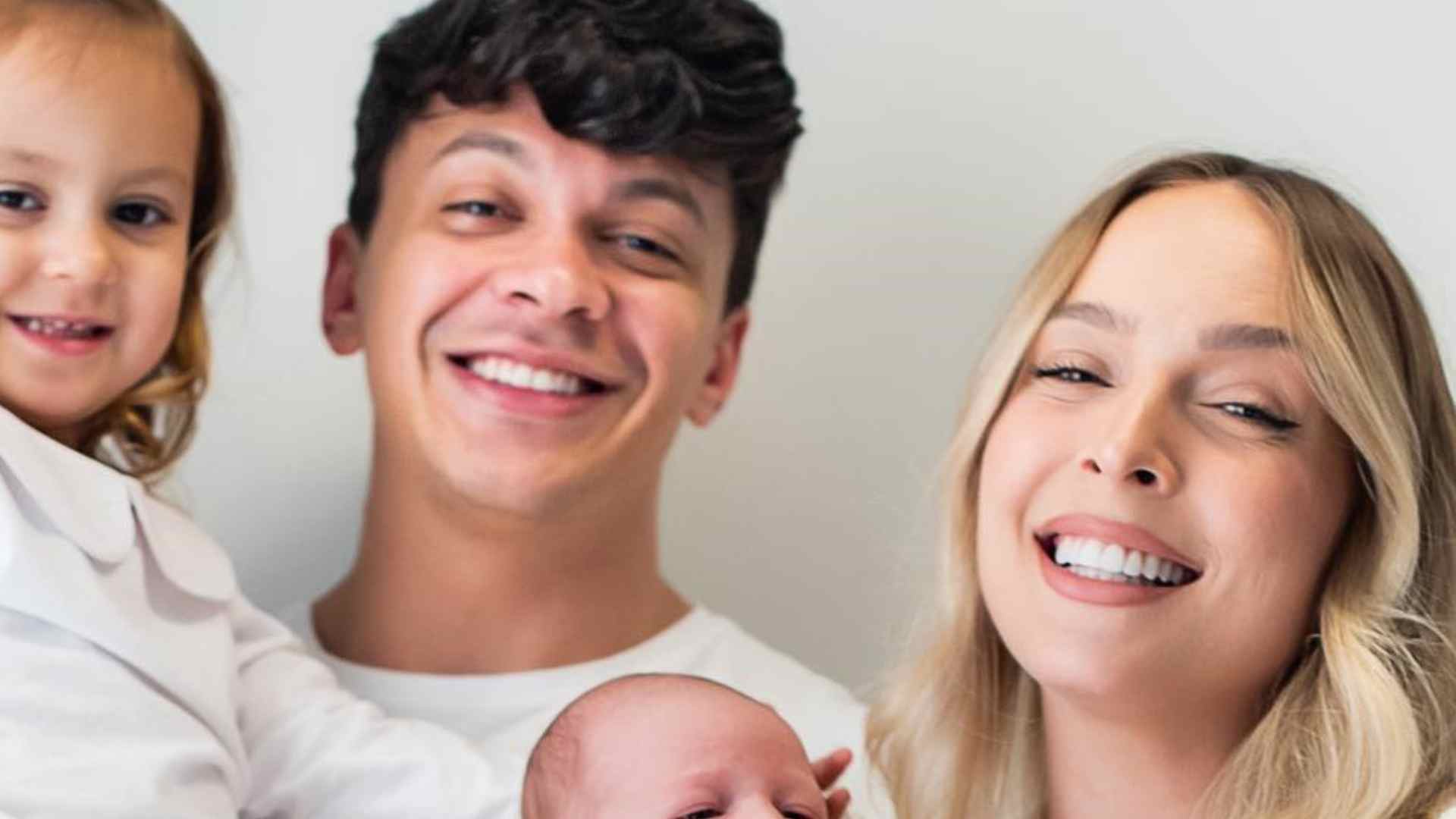 Tata Estaniecki encanta com ensaio fotográfico em família: “Nós 4”