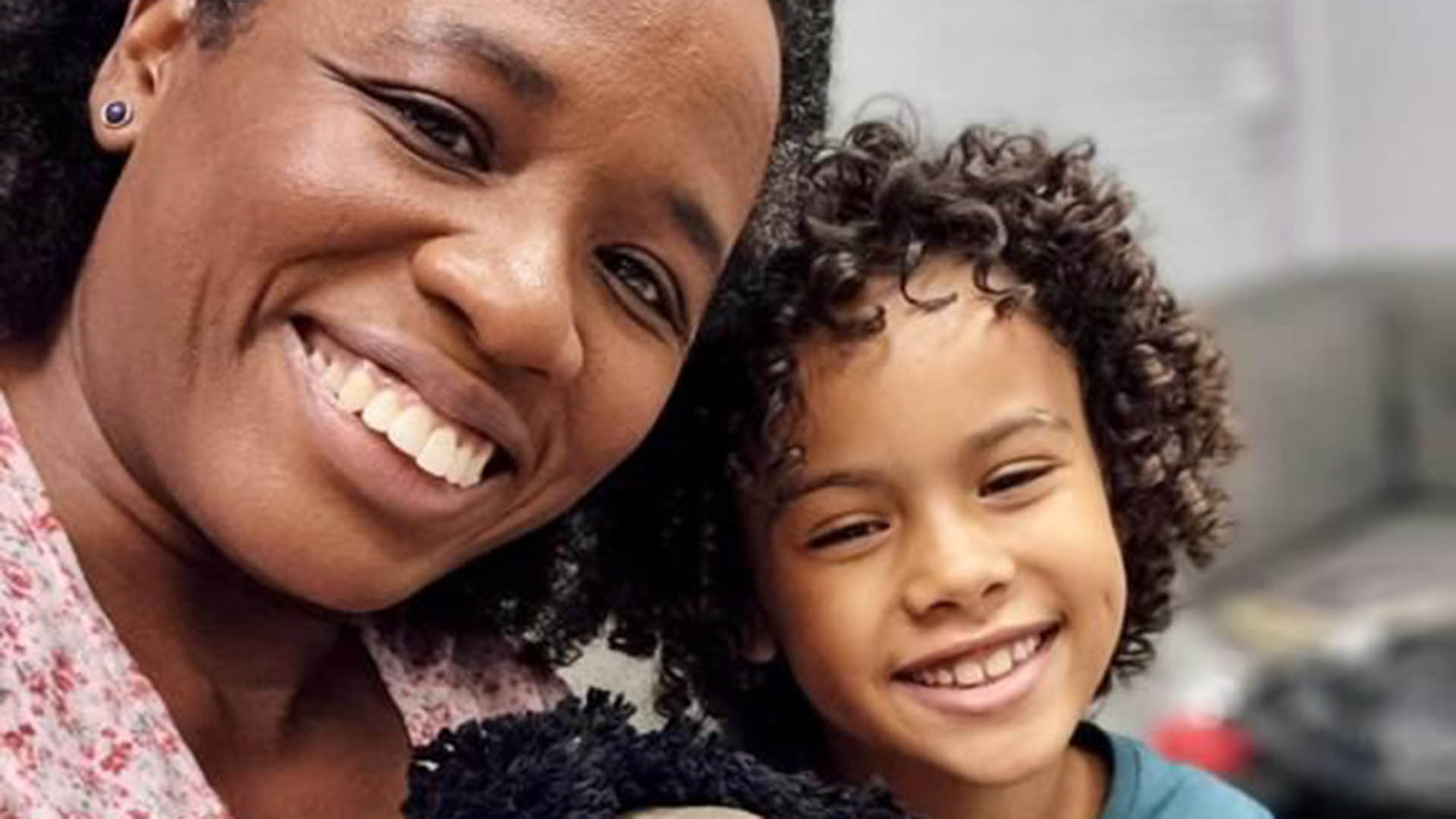 Ator mirim de Terra e Paixão dá presente especial para Tatiana Tibúrcio