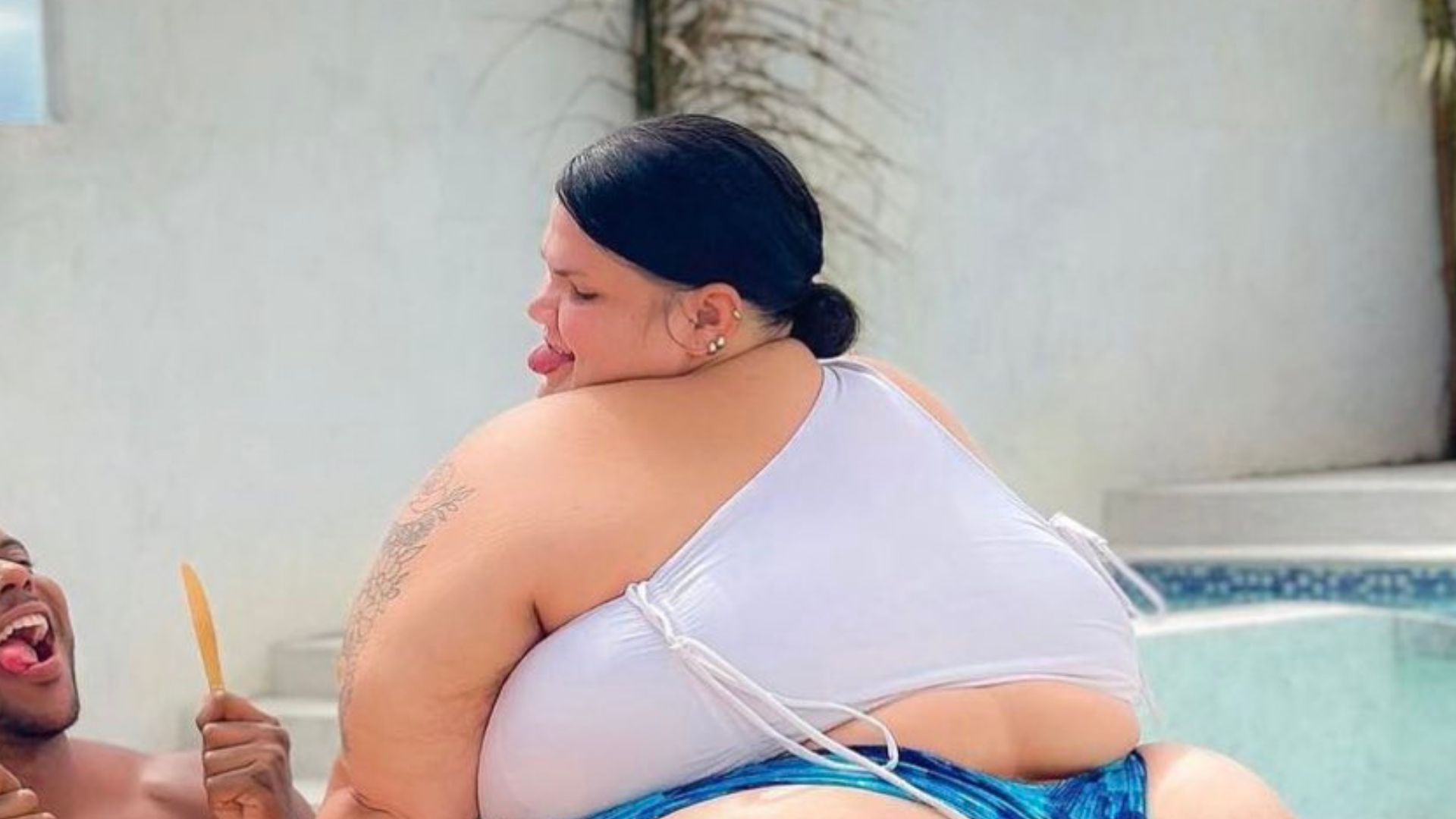 De fio-dental, Thais Carla se oferece para o marido em clique ousado: “Tá na mesa”