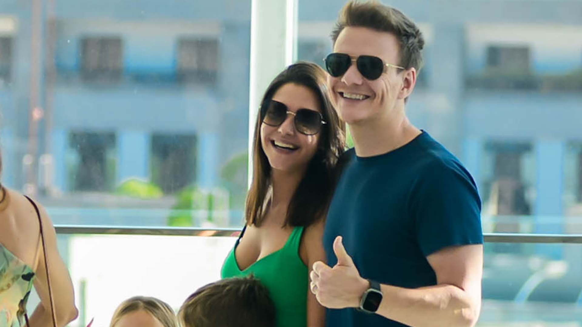 Thais Fersoza e Michel Teló são flagrados em shopping com os filhos no Rio de Janeiro