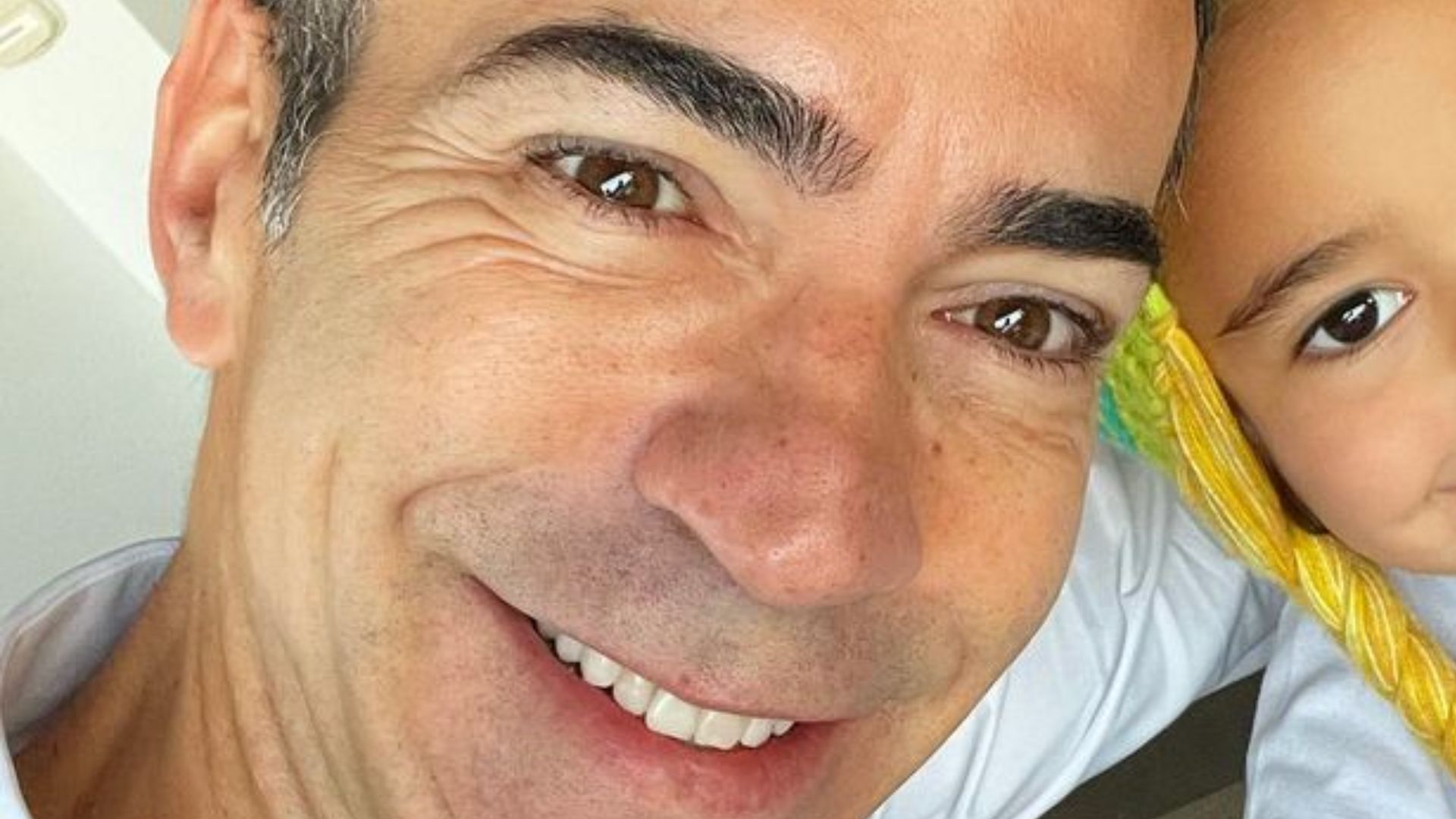 Cesar Tralli se derrete ao paparicar a filha durante café da manhã