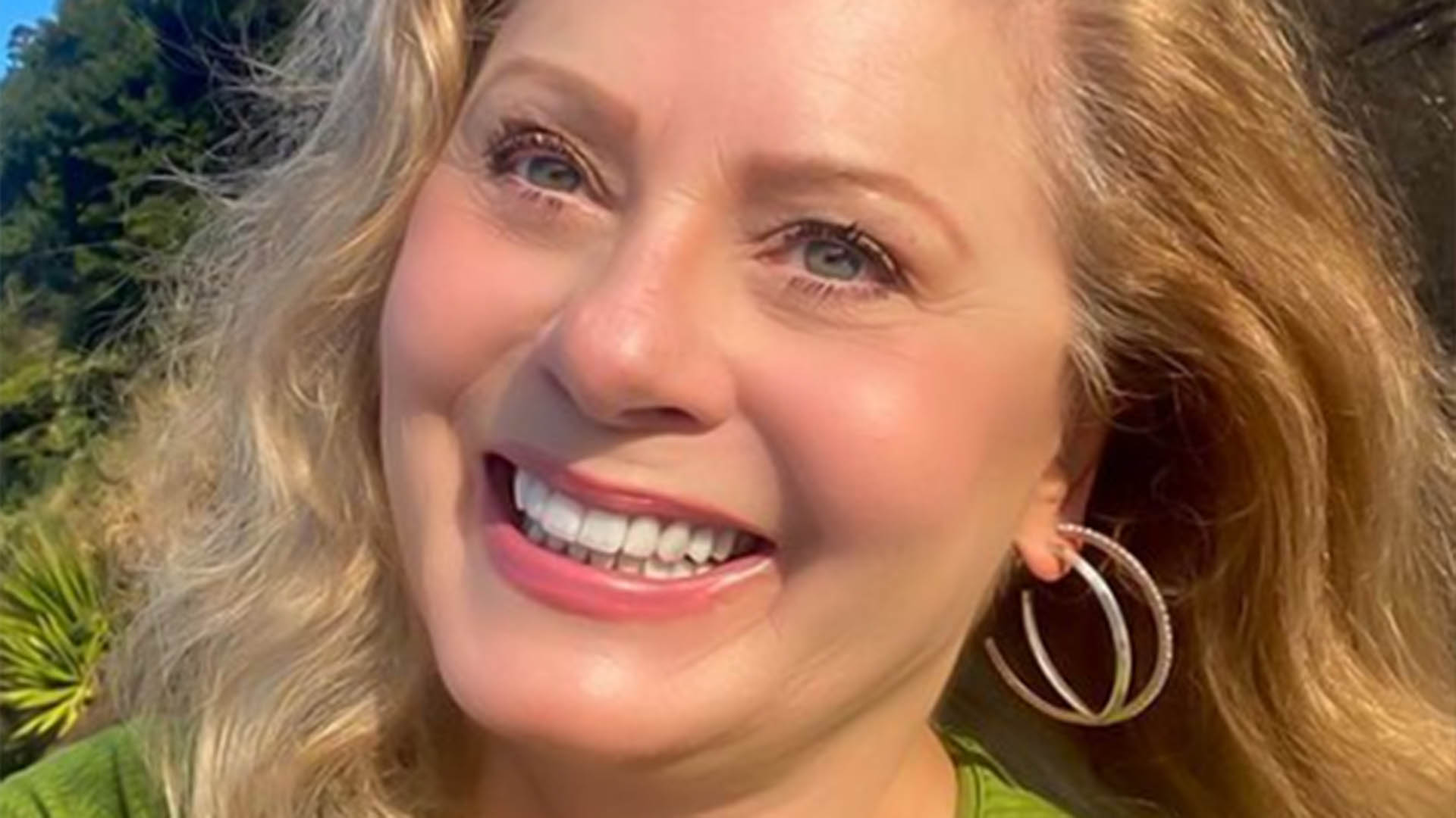 Vera Fischer relembra foto sem roupa na praia: ‘Uau’