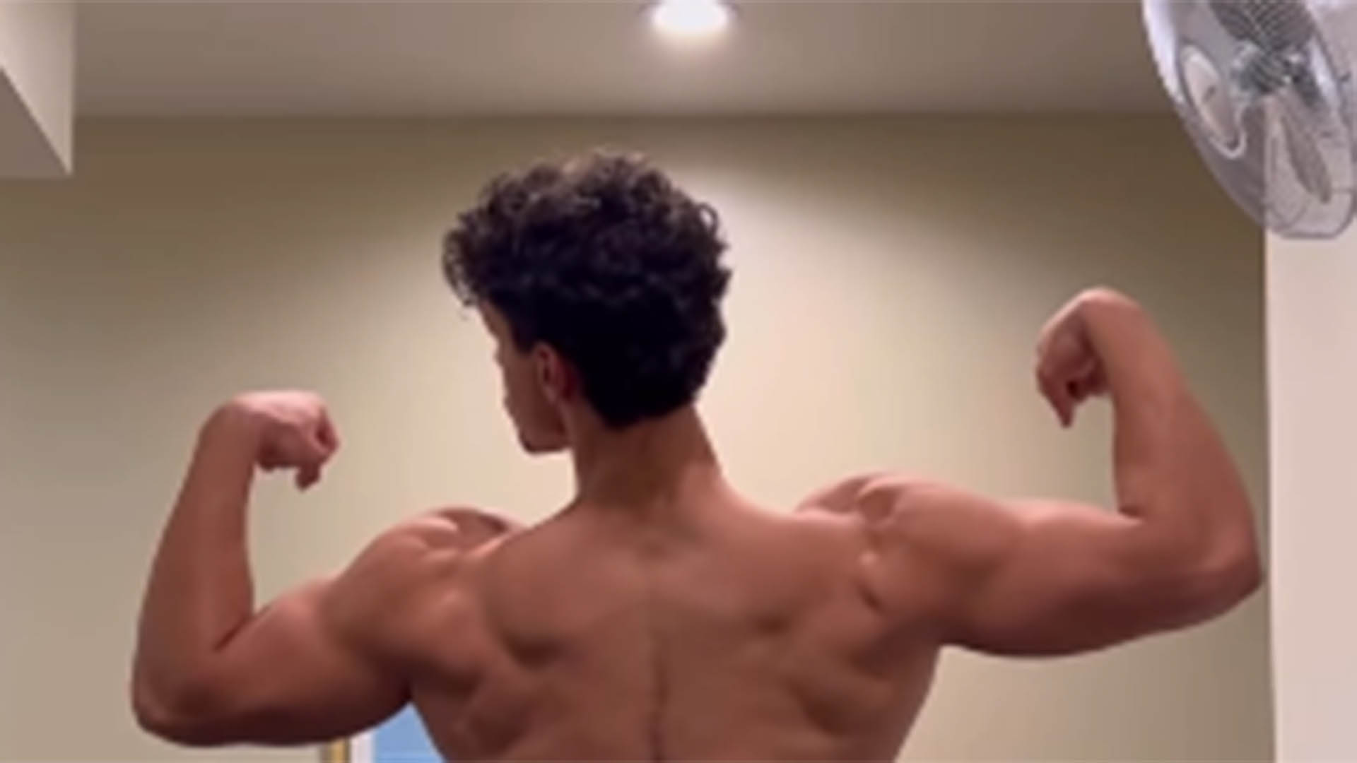 Sem camisa, filho de Carla Perez choca ao exibir os músculos definidos
