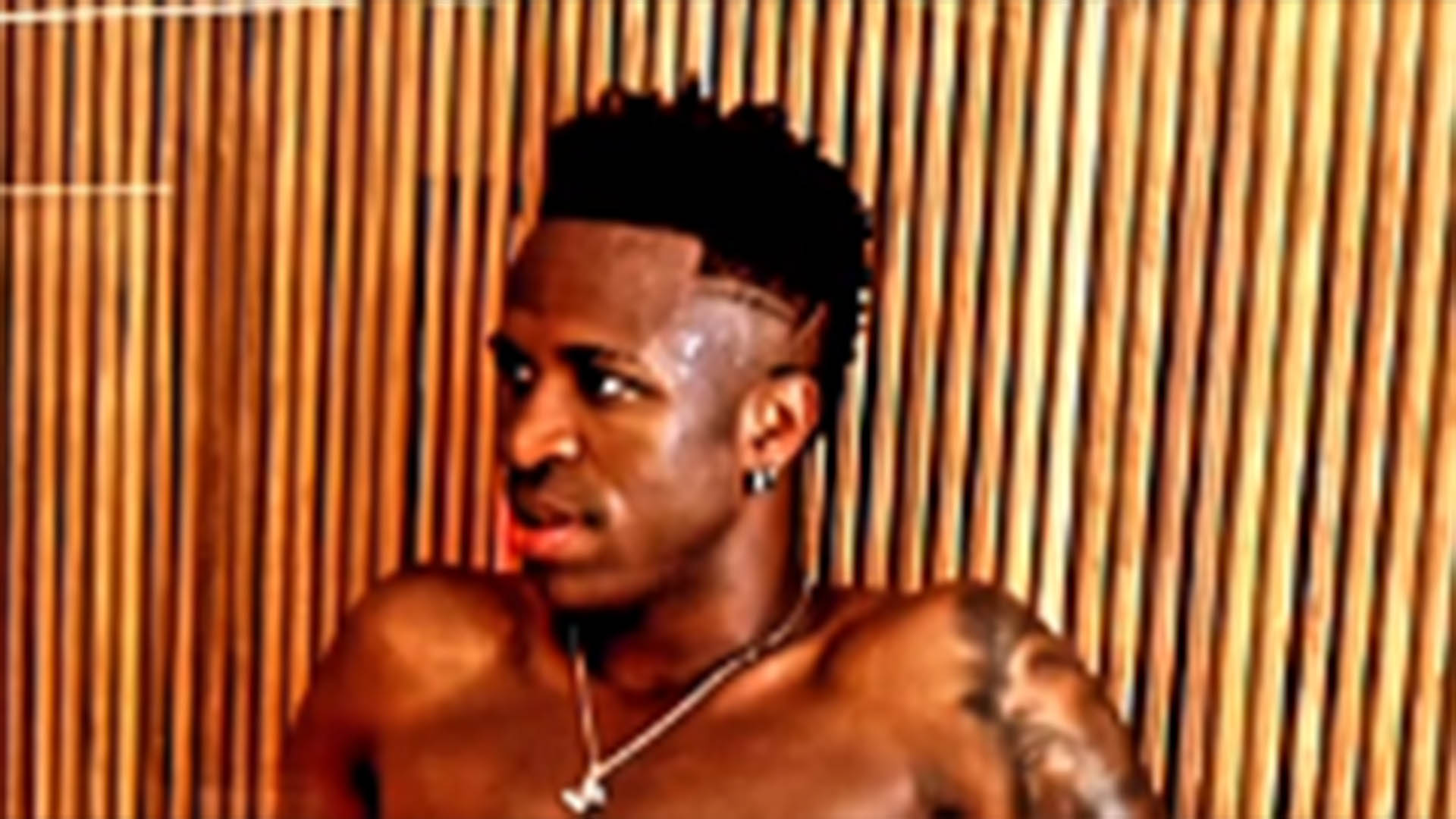 Sem camisa, Vinícius Jr inaugura sua mansão de luxo no Rio de Janeiro