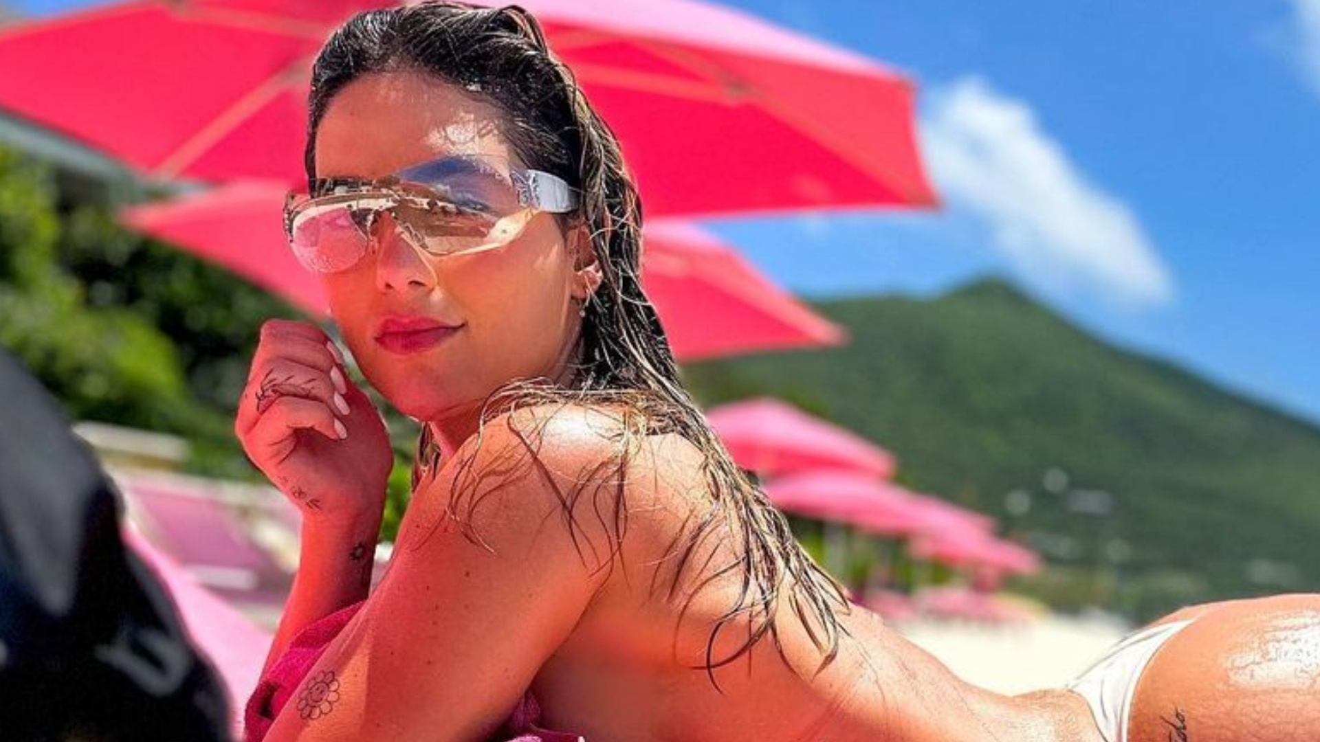 De bumbum para cima, Virginia Fonseca desamarra o biquíni na praia: ‘Linda’