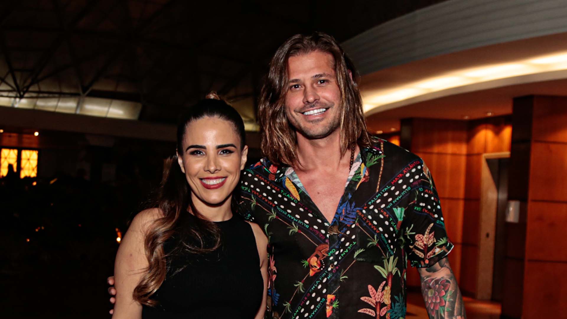 Wanessa Camargo e Dado Dolabella surgem abraçadinhos em evento