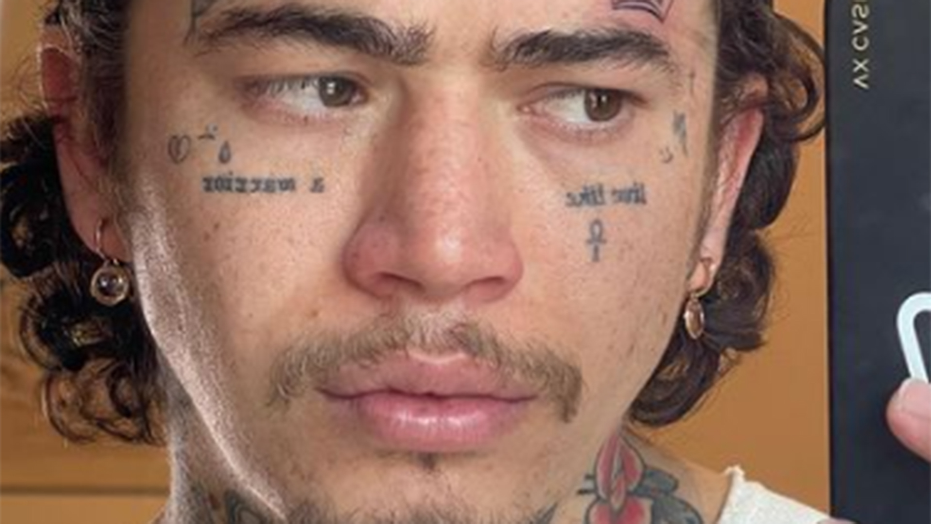 Whindersson Nunes faz nova tatuagem no rosto. Veja o resultado