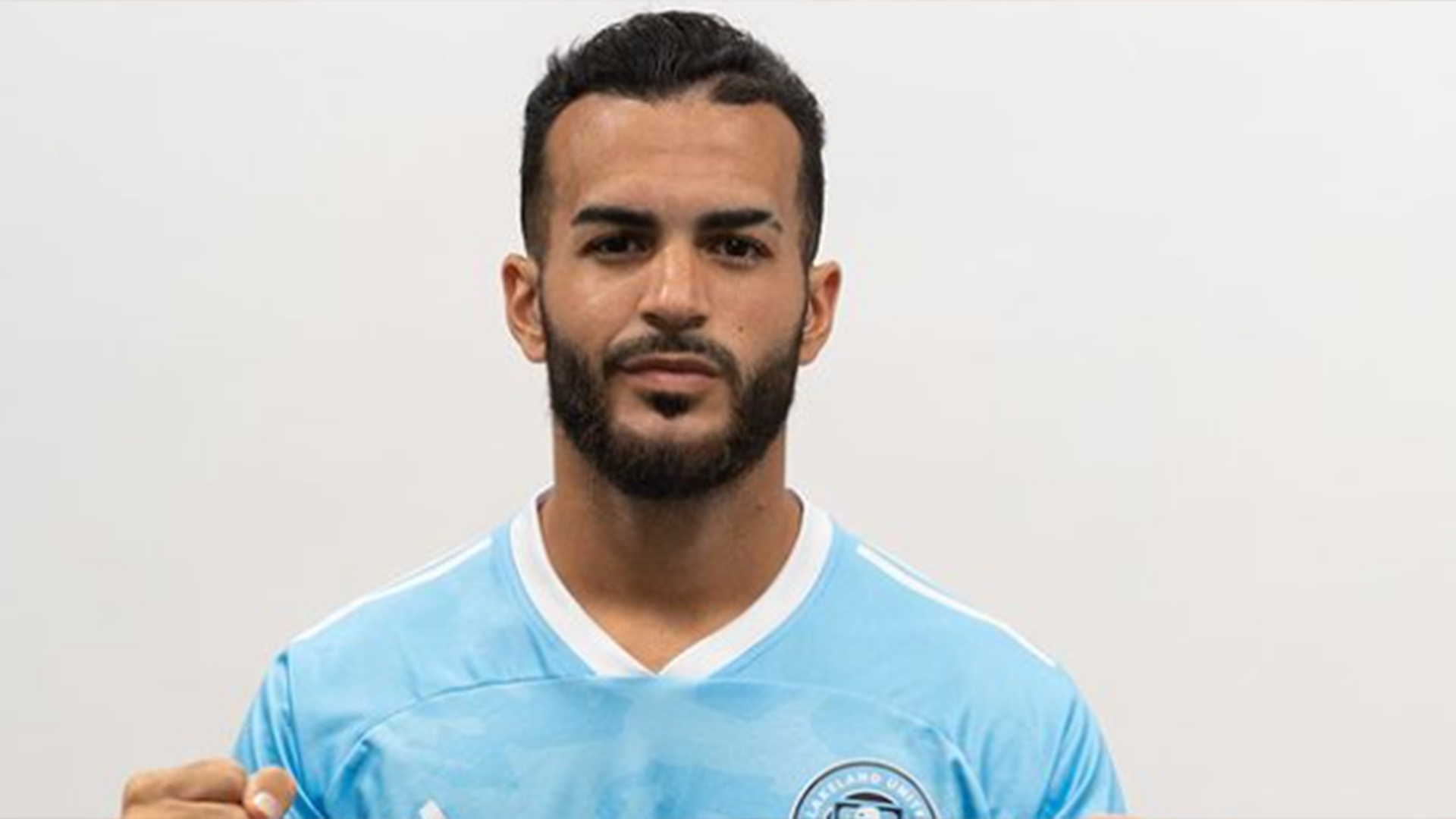 Jogador de futebol brasileiro morre ao ser atropelado dentro de casa