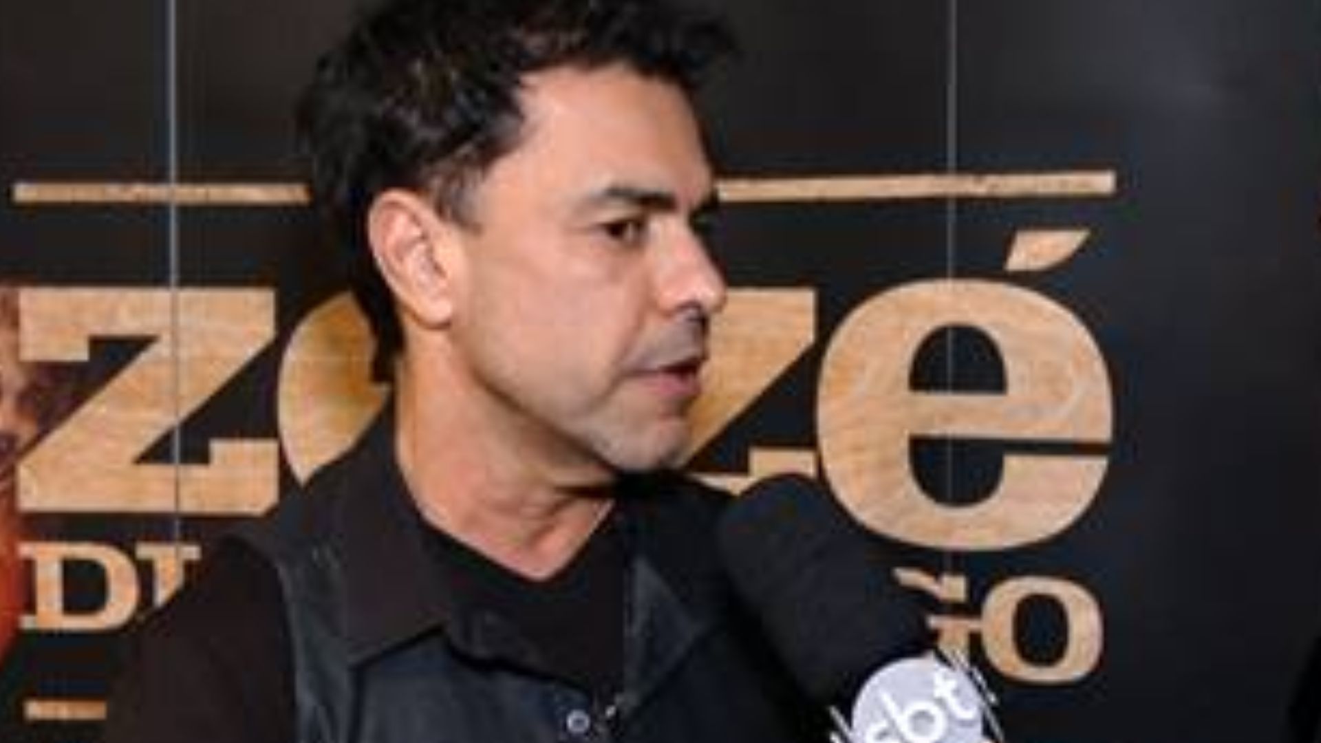 Chateado, Zezé di Camargo cita cirurgia e critica divulgação de vídeos: “Maldade”
