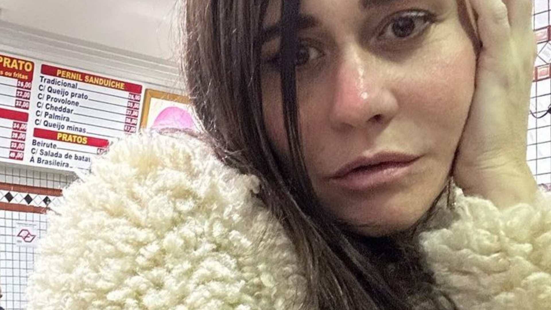 Sensualizando, Alessandra Negrini rouba a cena em bar: ‘Mulherão’