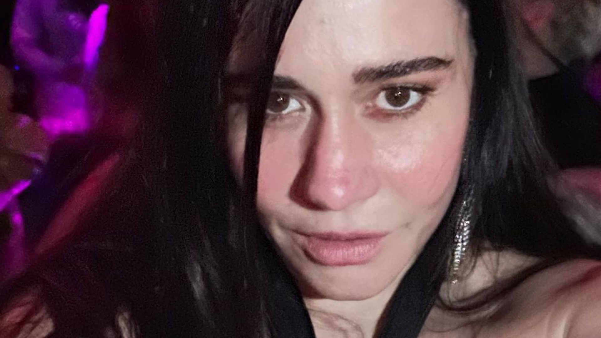Aos 52 anos, Alessandra Negrini faz selfie ousada e causa: ‘Me engravida’