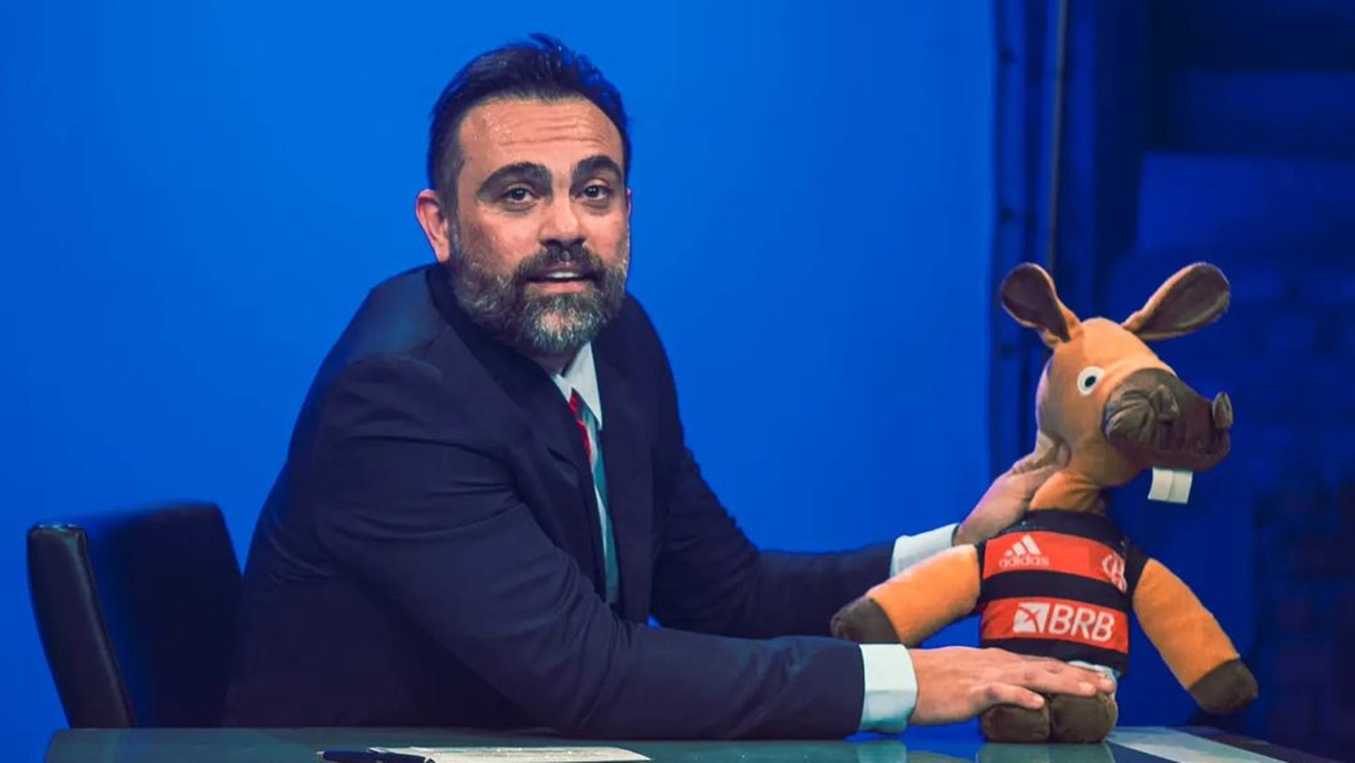 Alex Nader encara personagem político no teatro e reflete: “Humor e tragédia”