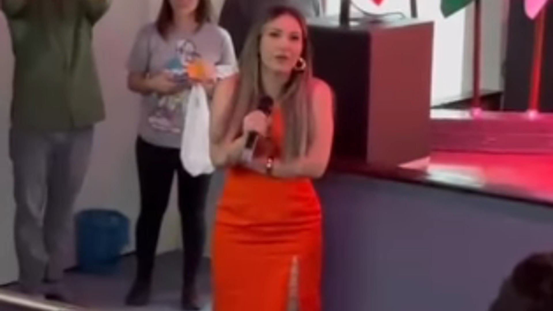Fazendo sucesso por onde passa, campeã Amanda é homenageada em sua cidade no Paraná