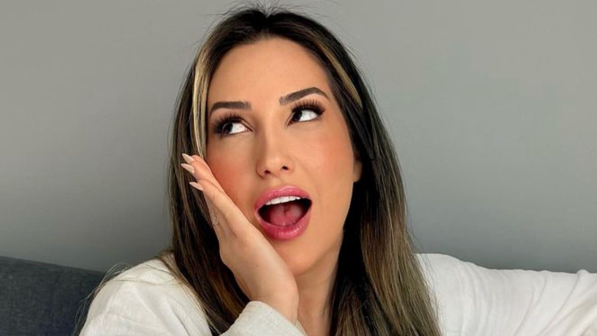 Sem nada por baixo, Amanda Meirelles escandaliza ao posar em ensaio: ”Que perfeição”