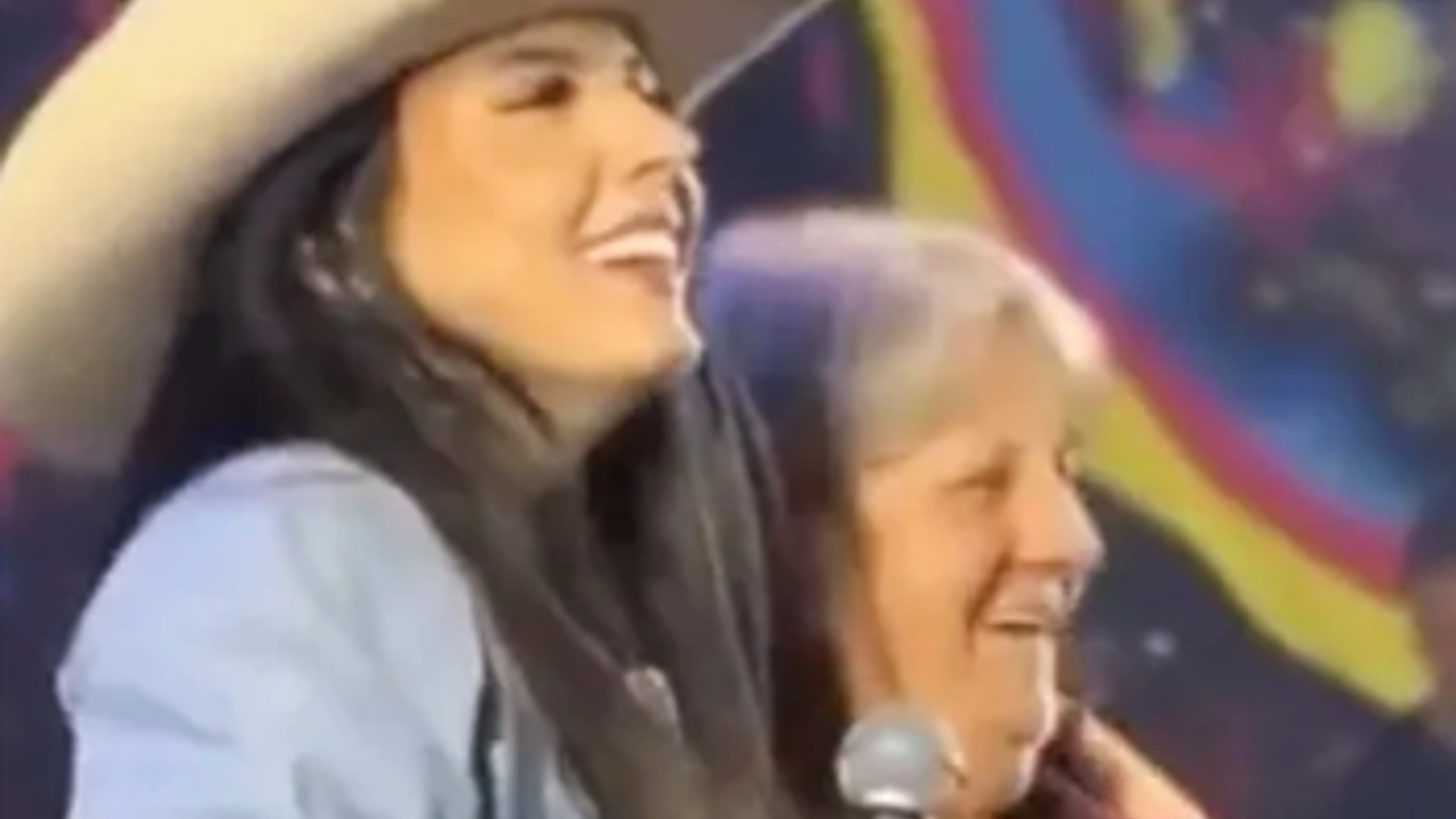 Avós de Ana Castela sobem no palco e apoiam namoro com Gustavo Mioto