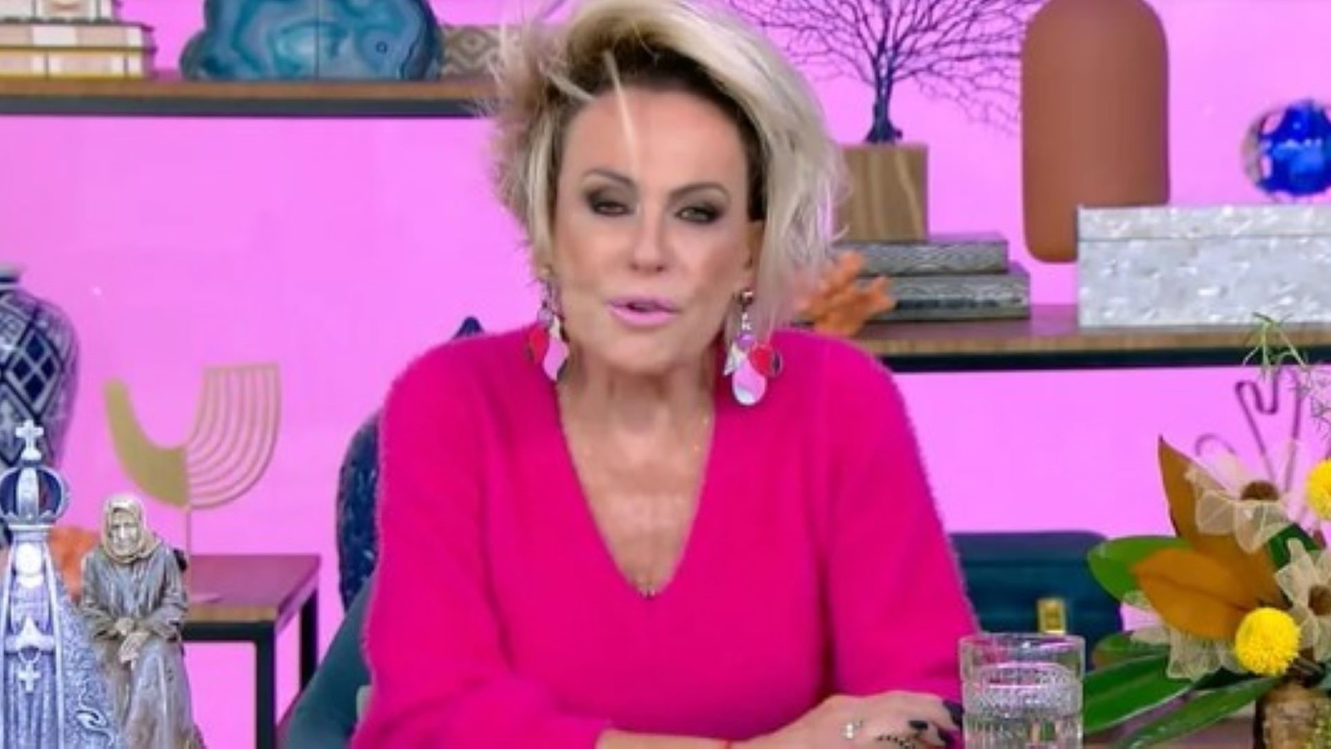 Apresentadores da Globo usam rosa para homenagear Rita Lee