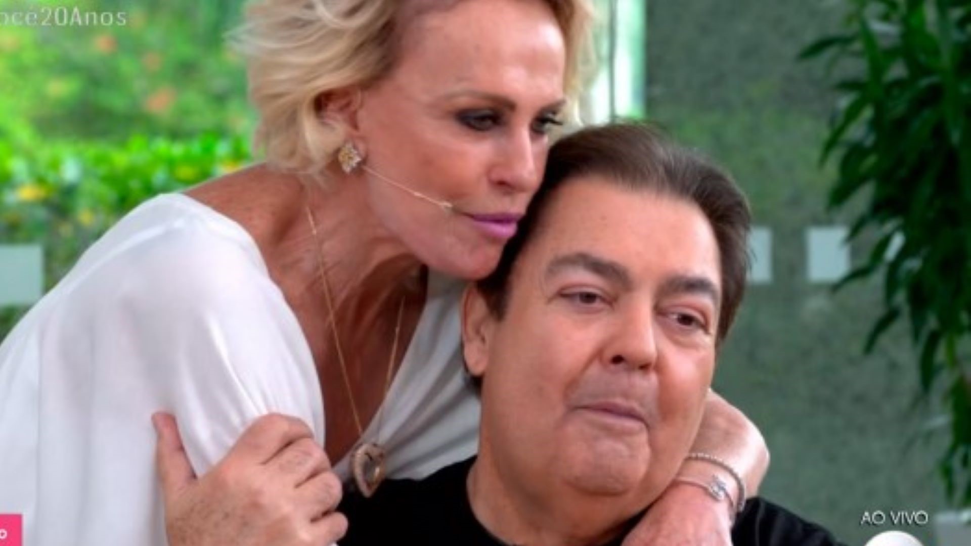 Ana Maria Braga quebra protocolo e parabeniza Faustão ao vivo
