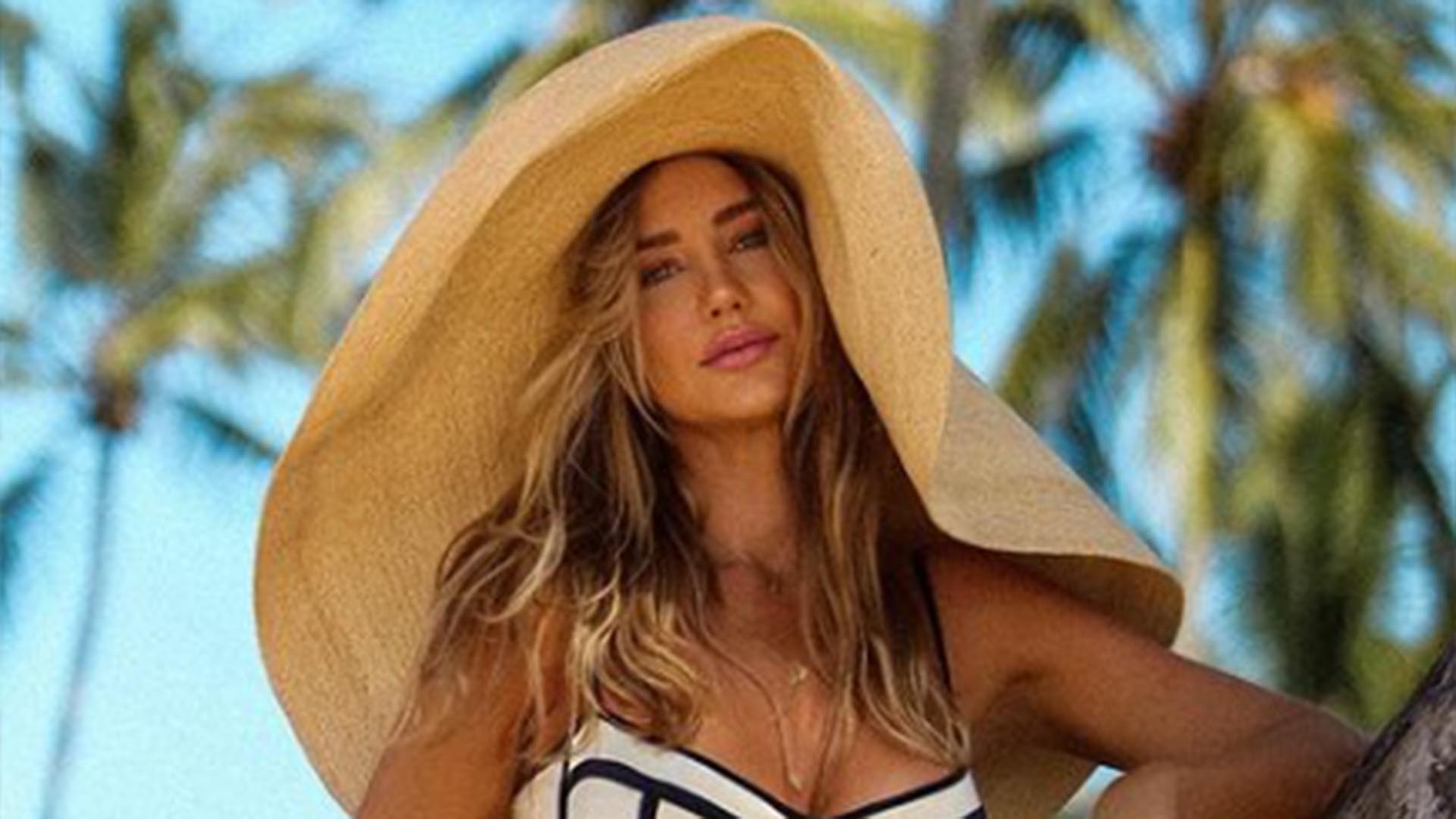 Magérrima, Ana Paula Siebert exibe a barriga reta em fotos de biquíni