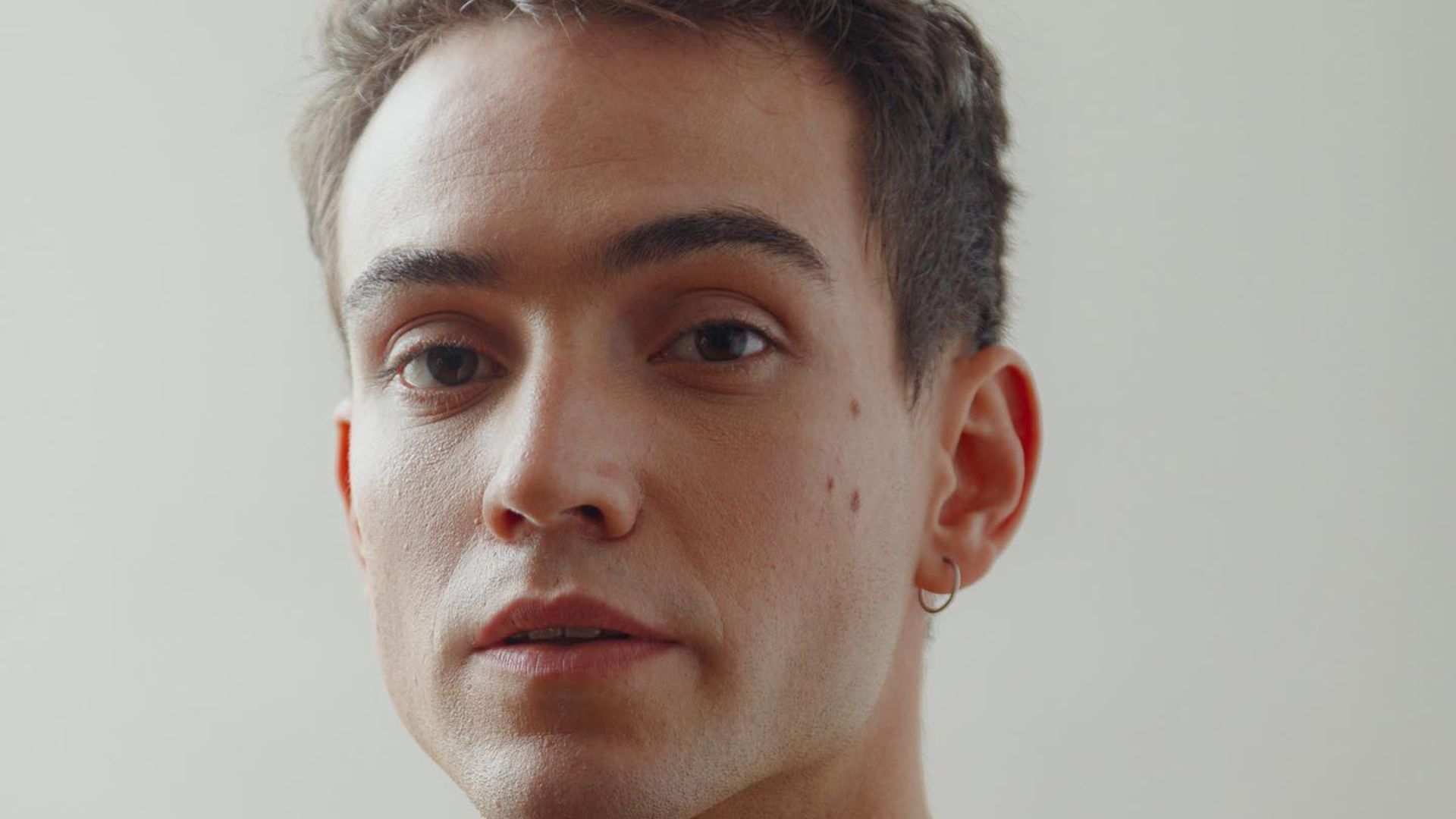 Destaque em peça LGBT, ator da Broadway entrega desejo de audiovisual: ‘Batendo na porta’