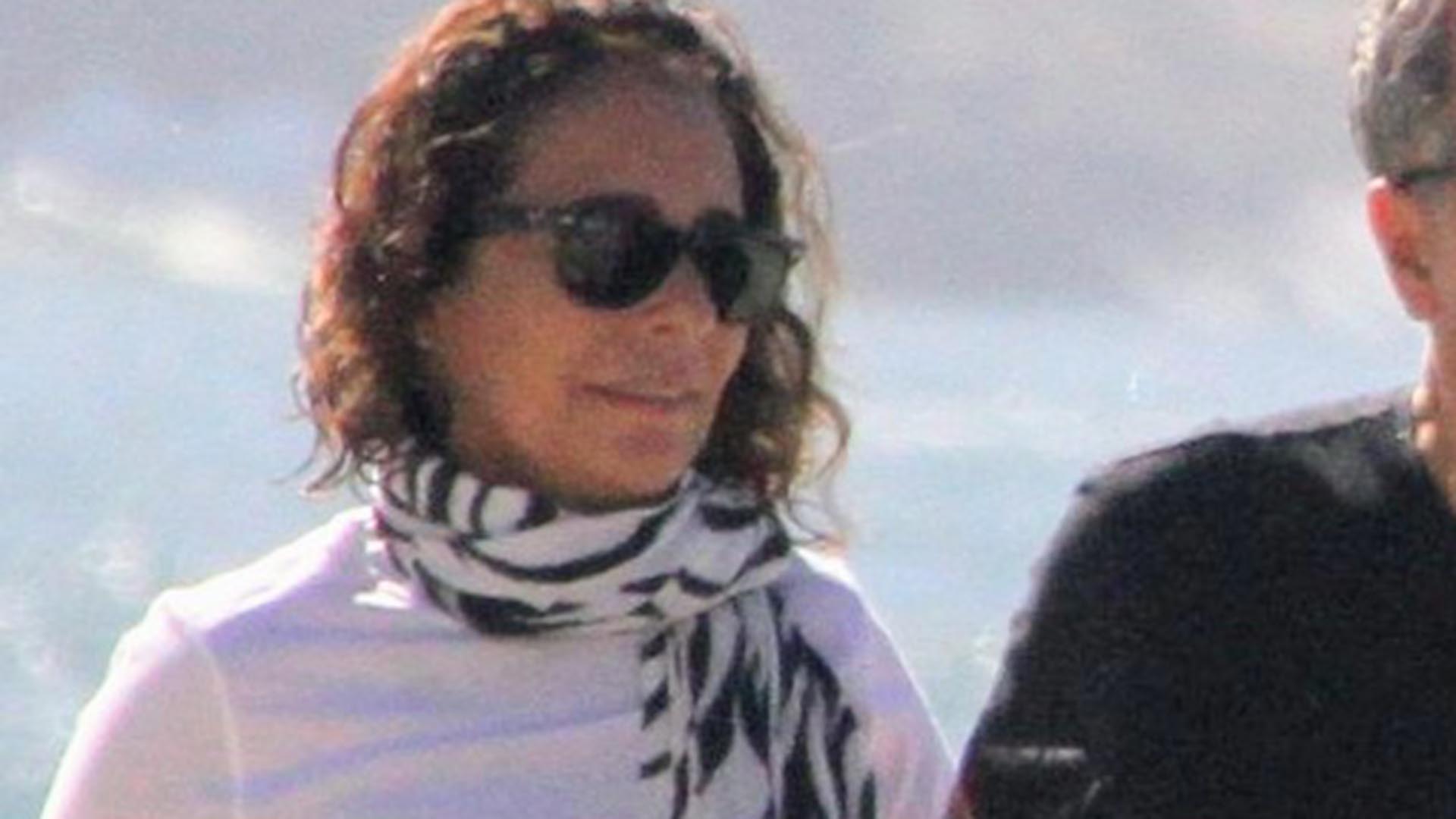 Andréa Beltrão surge em flagra raro ao lado do marido em uma praia carioca