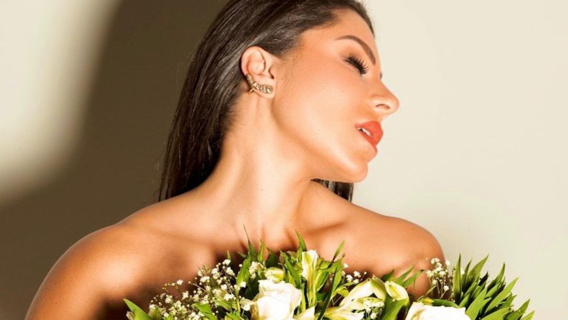 Andressa Ferreira se cobre apenas com flores e causa: ”Perfeição”