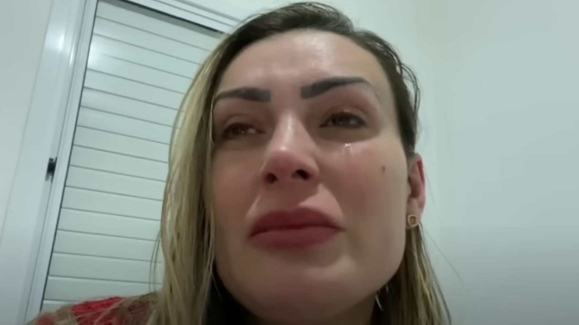 Andressa Urach chora ao apagar conta em plataforma de conteúdo adulto