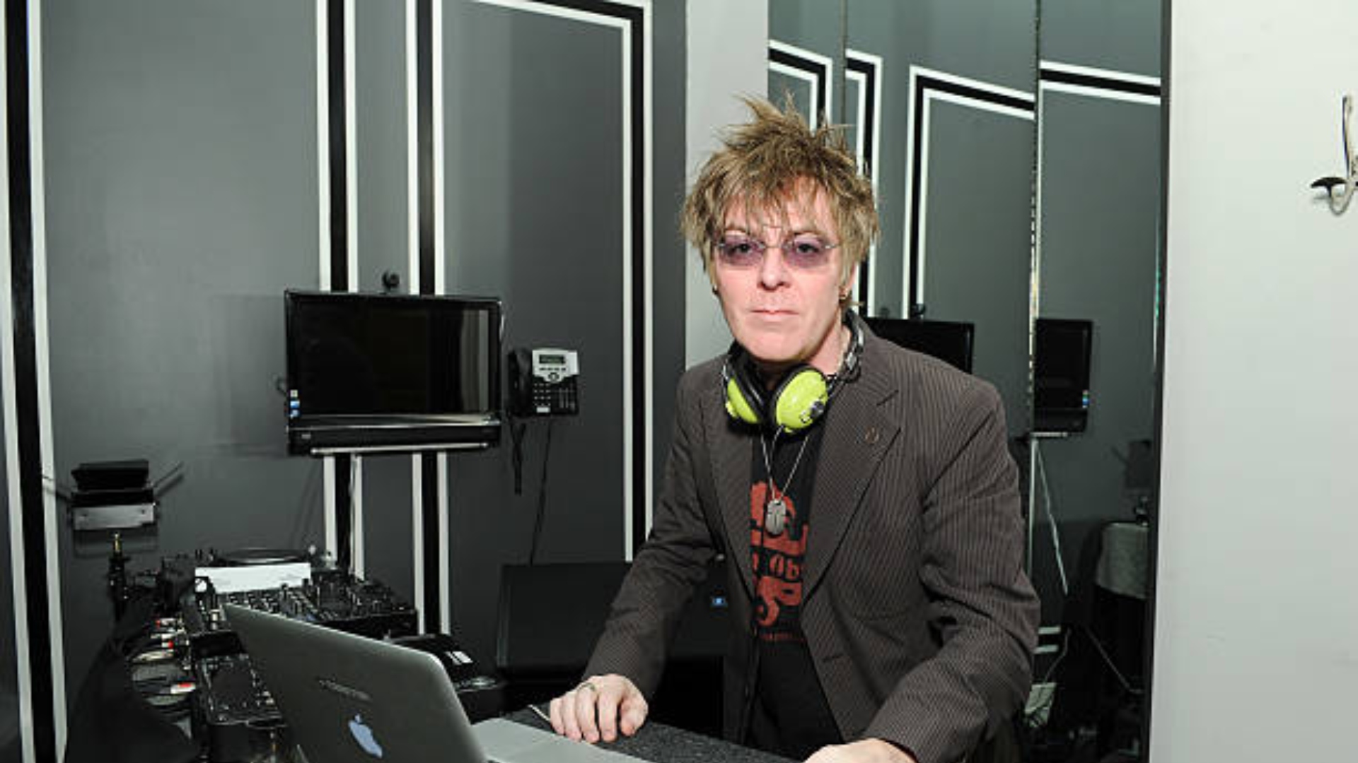 Morre Andy Rourke, baixista da lendária banda The Smiths, aos 59 anos de idade