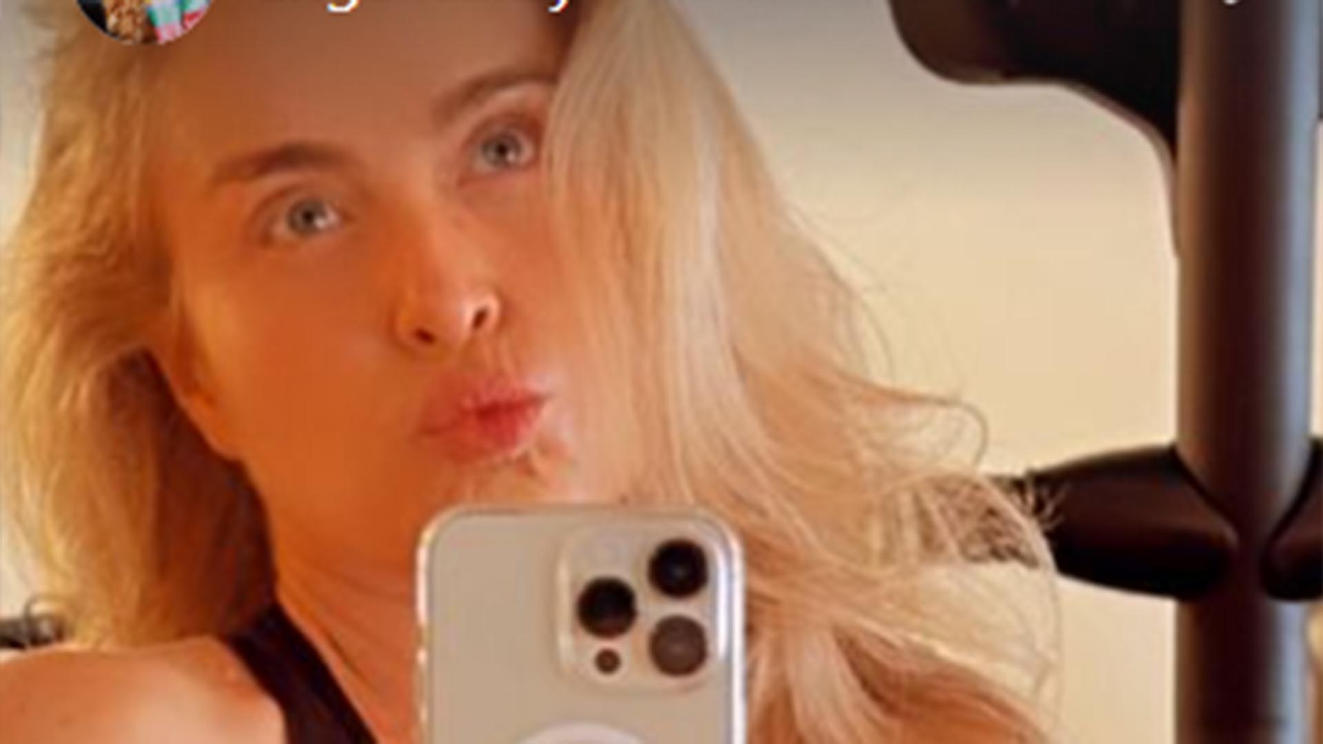 Aos 49 anos, Angélica exibe a barriga trincada em foto na academia