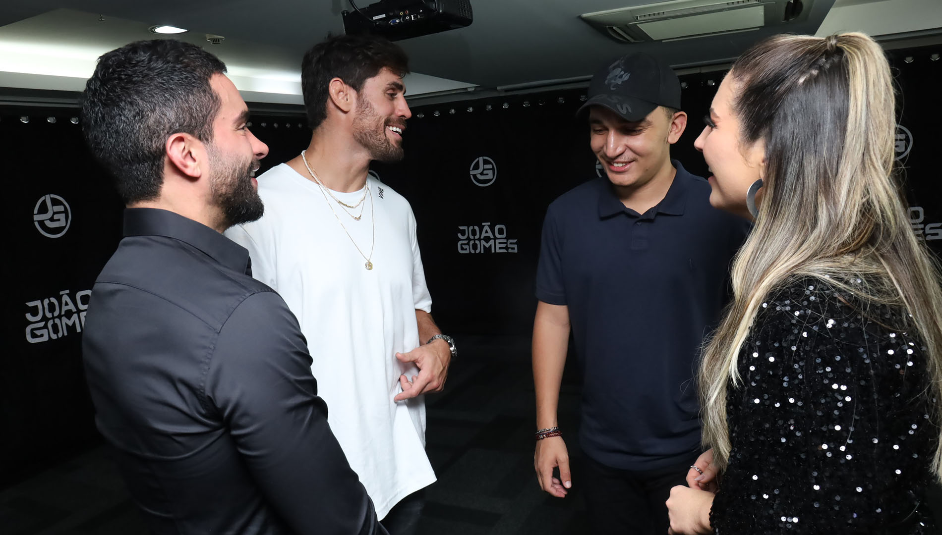 Cara de Sapato e Amanda curtem show de João Gomes no aniversário de Leonardo Caldi