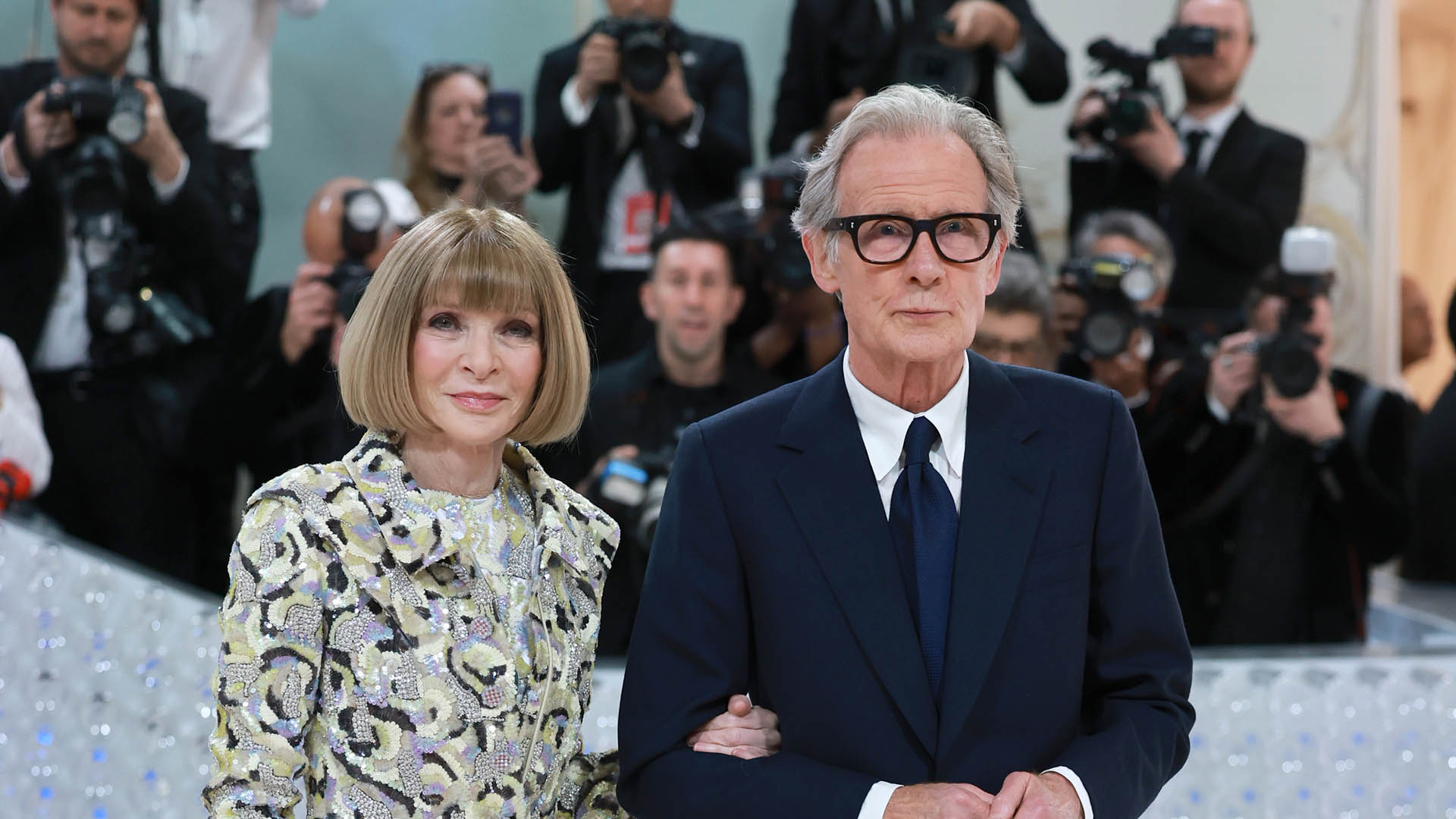 Romance? Anna Wintour levanta rumores de affair ao surgir com Bill Nighy no MET Gala 2023