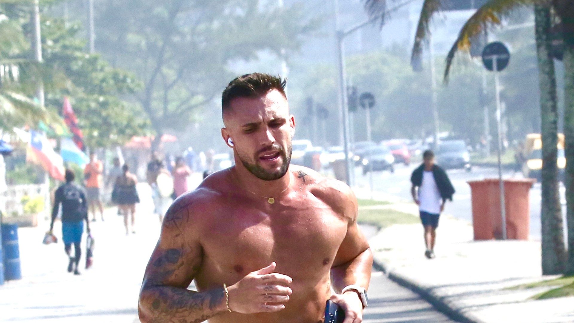 Ex-BBB Arthur Picoli mostra corpo sarado ao correr na orla da praia no RJ