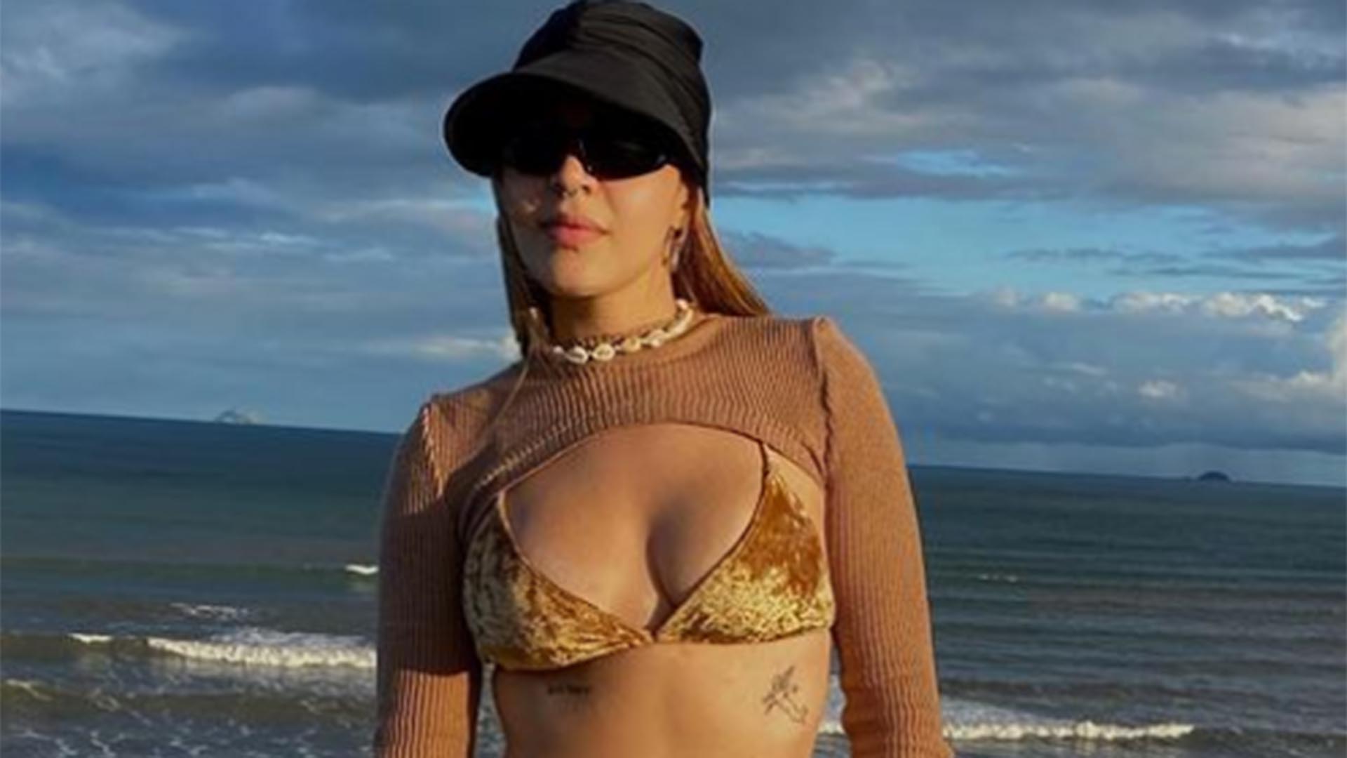 Filha de Simony, Aysha ostenta a barriga definida após perder mais de 35 quilos