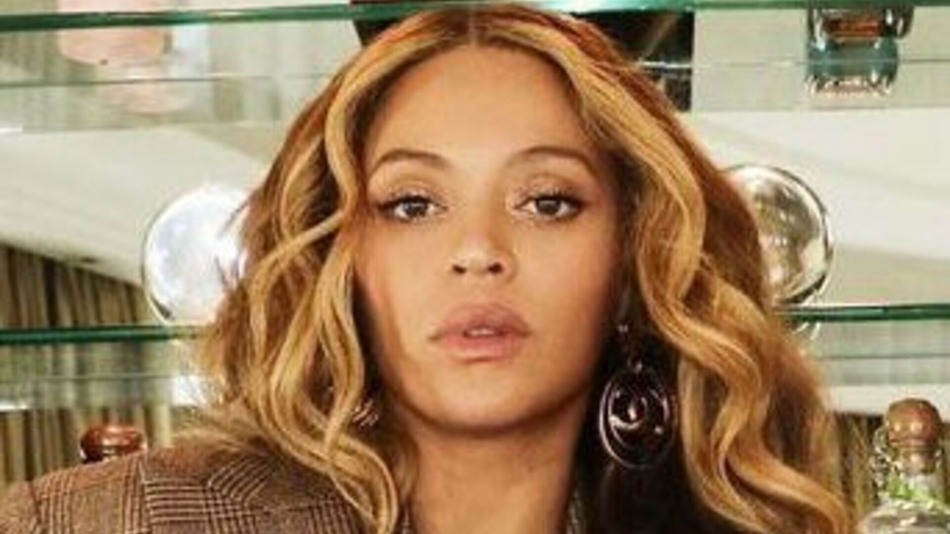 Beyoncé causa comoção nas redes sociais ao surgir com as pernas à mostra