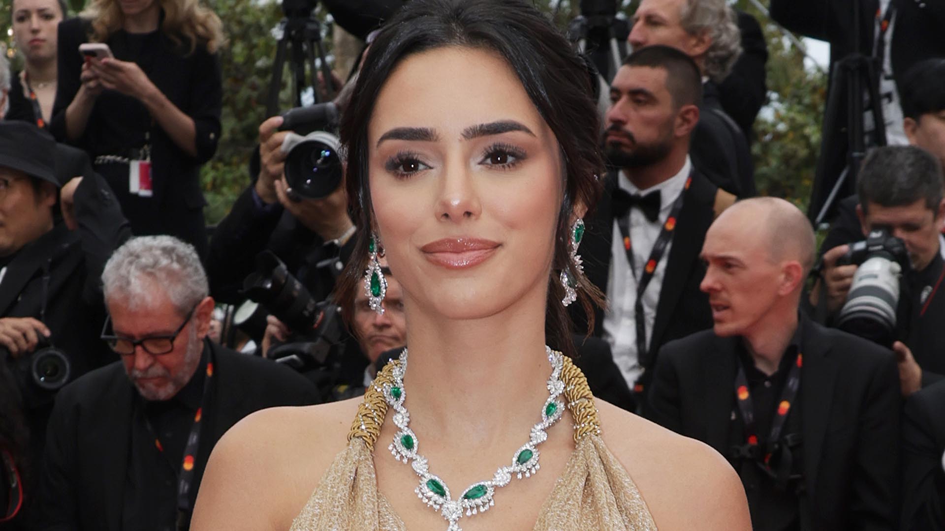 Grávida, Bruna Biancardi atrai os olhares no tapete vermelho de Cannes