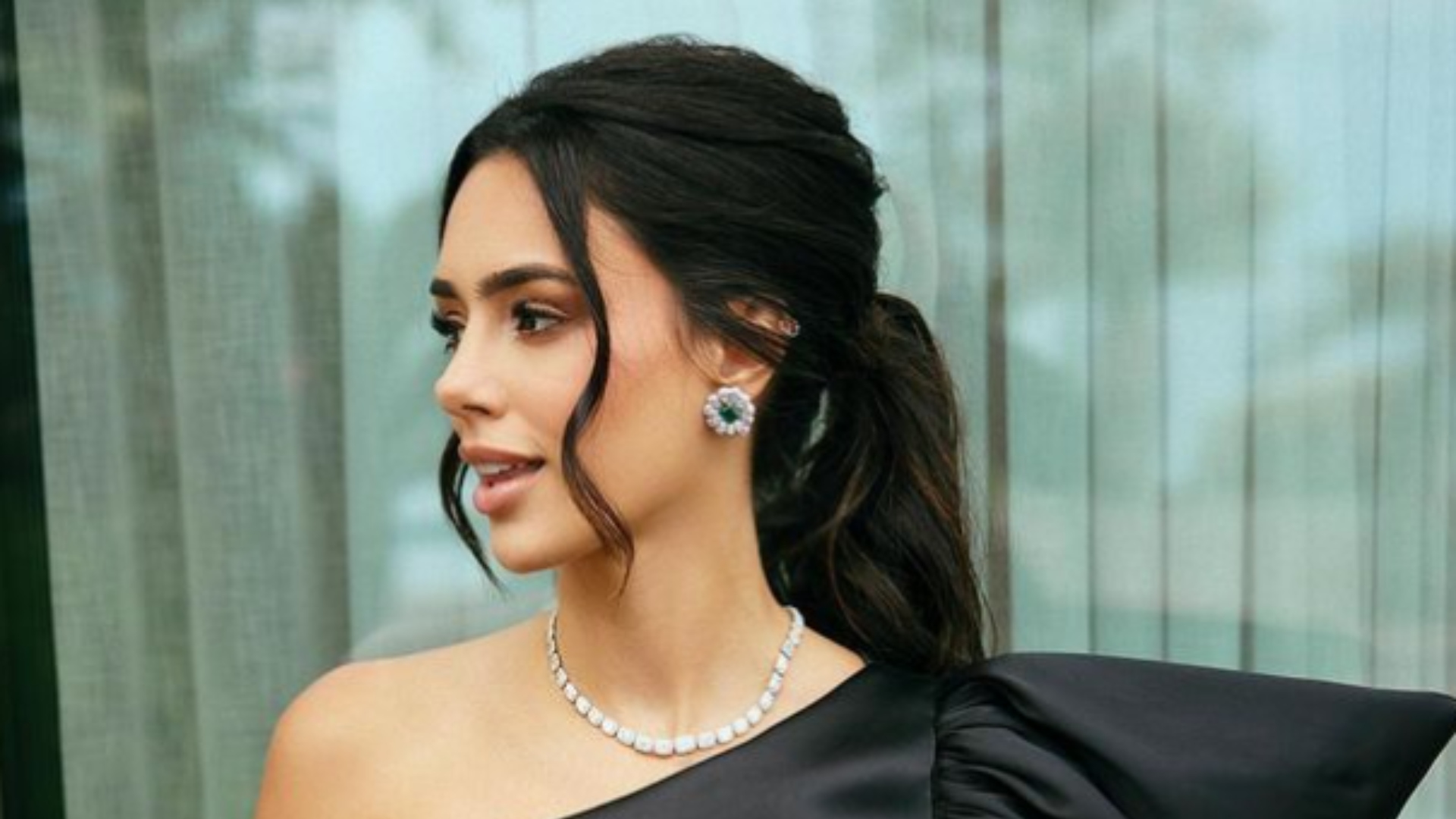 Grávida, Bruna Biancardi usa vestido com fenda profunda na perna