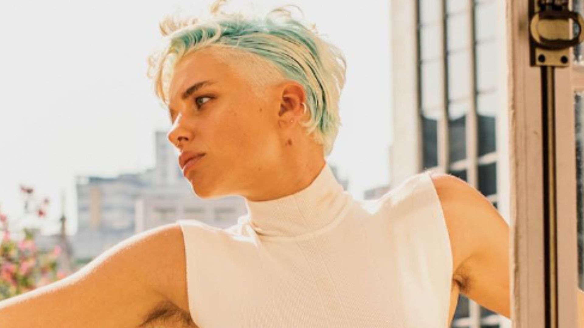 Bruna Linzmeyer posa de body cavado e pelos saltam para fora: “Perfeita”