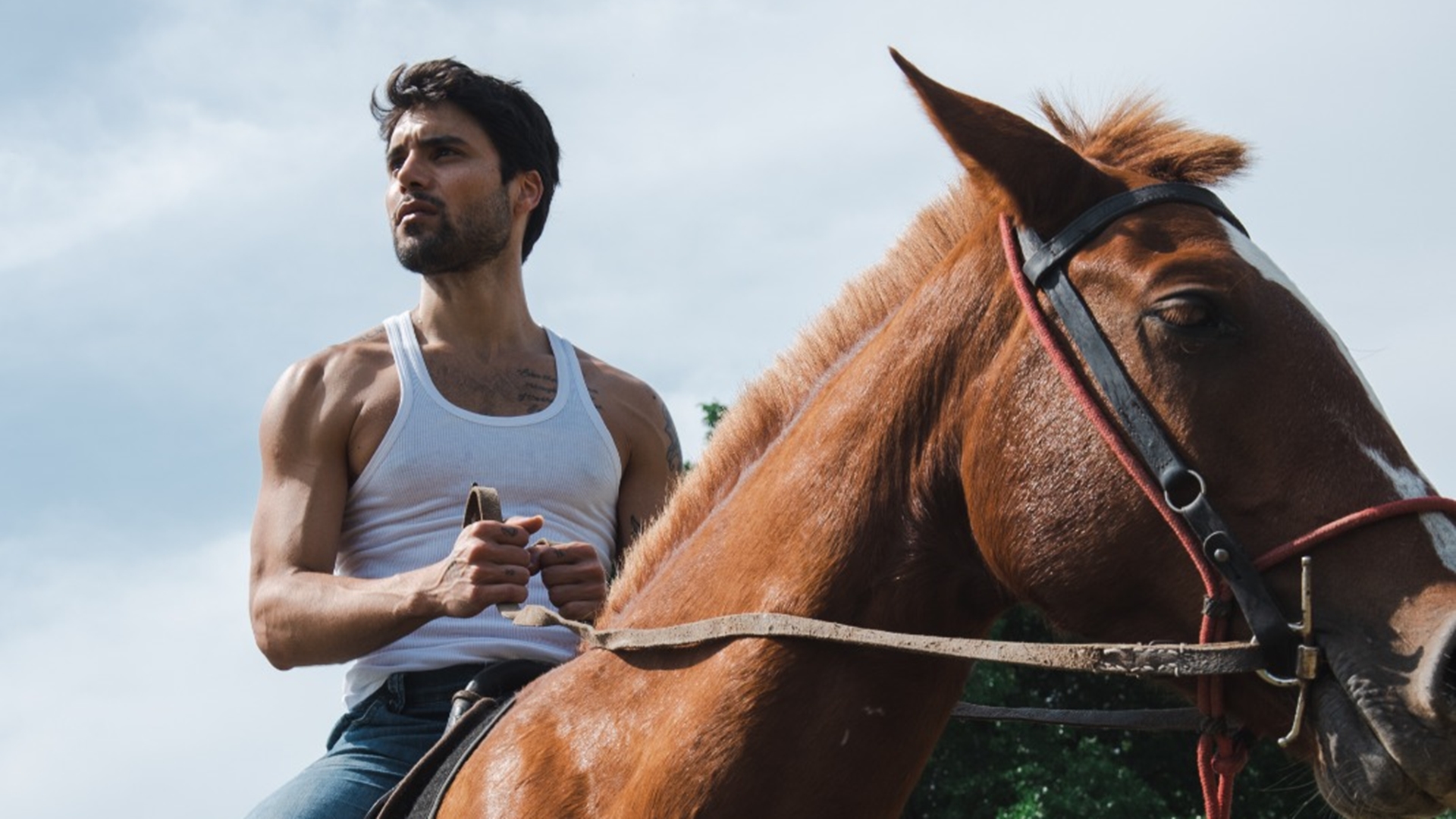 Galã da Record TV, Brunno Daltro entrega cenas ousadas de Reis: “Incrível”