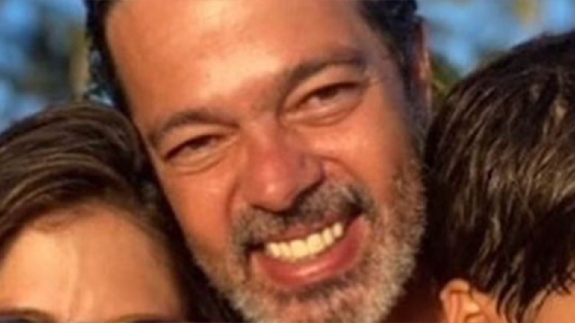 Bruno Mazzeo exibe foto inédita com os filhos gêmeos de 6 anos