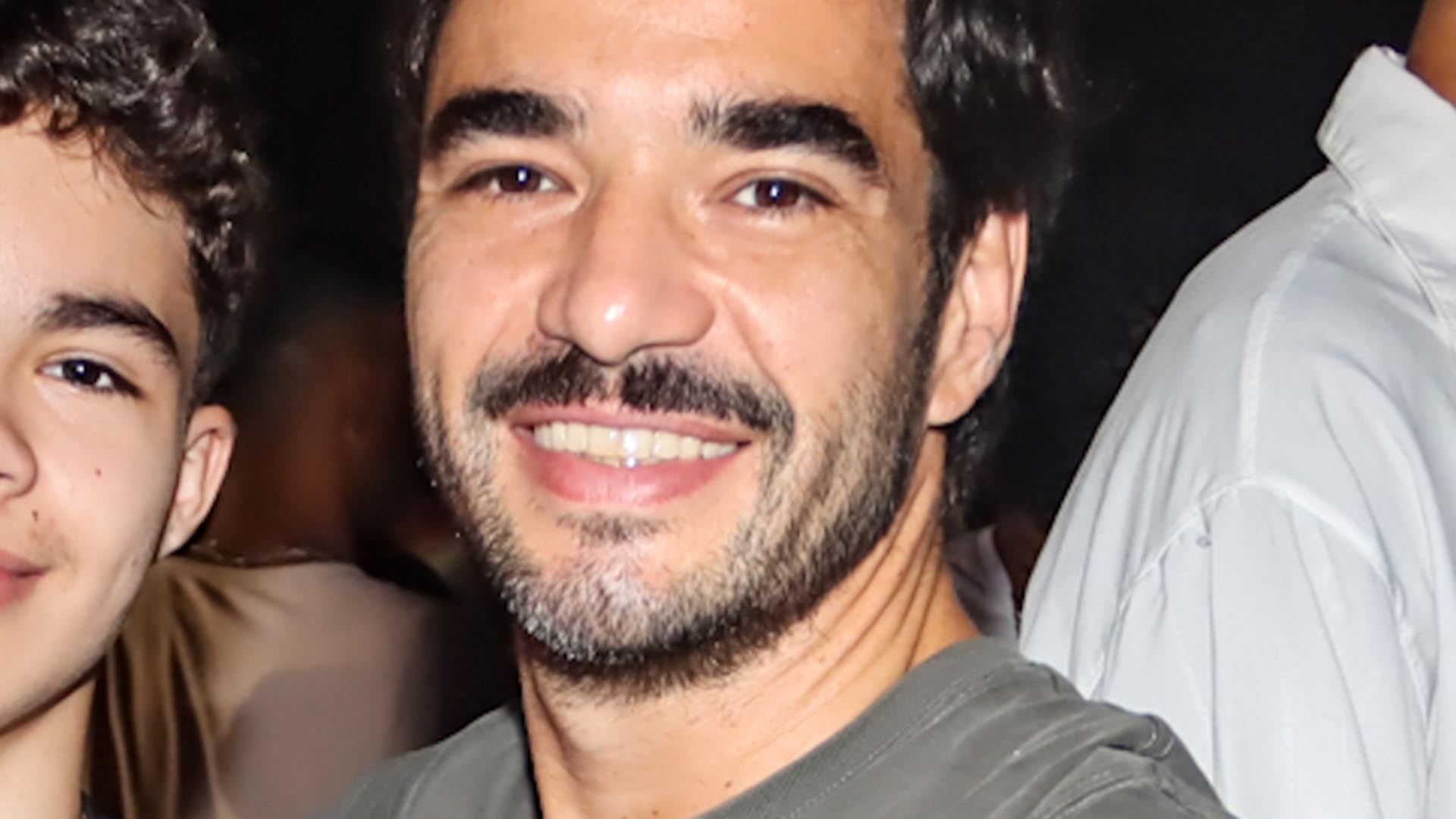 Tá enorme! Filho de Caio Blat rouba a cena em rara aparição com o pai