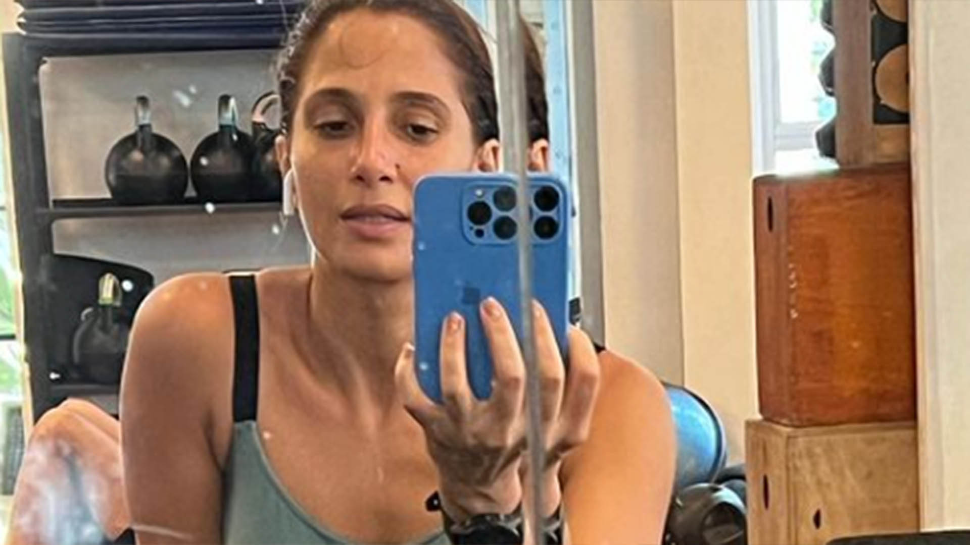 Aos 45 anos, Camila Pitanga exibe a barriga reta na academia