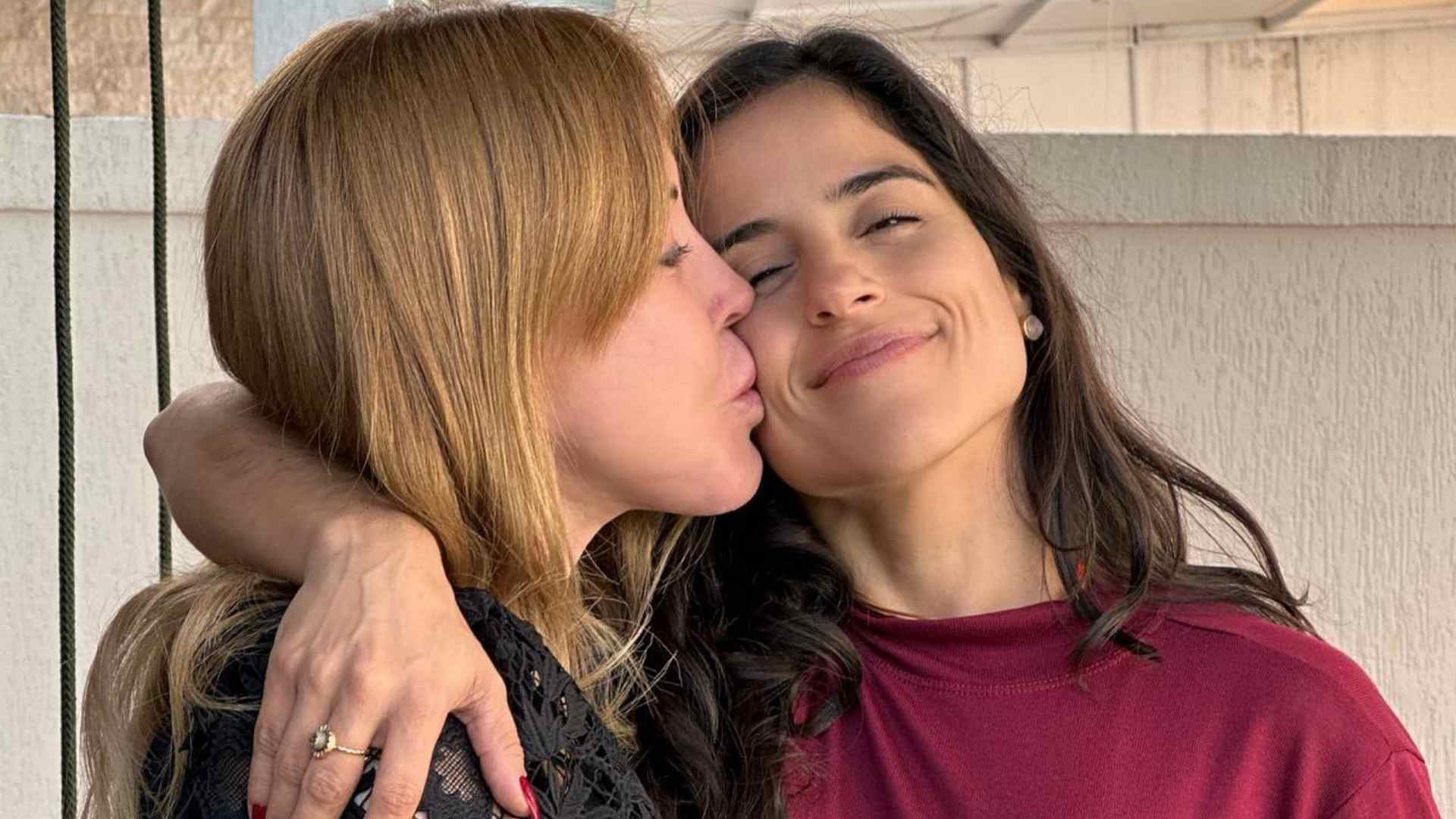 Camilla Camargo surge em momento carinhoso com a mãe e se declara: “Ninguém me ama como você”