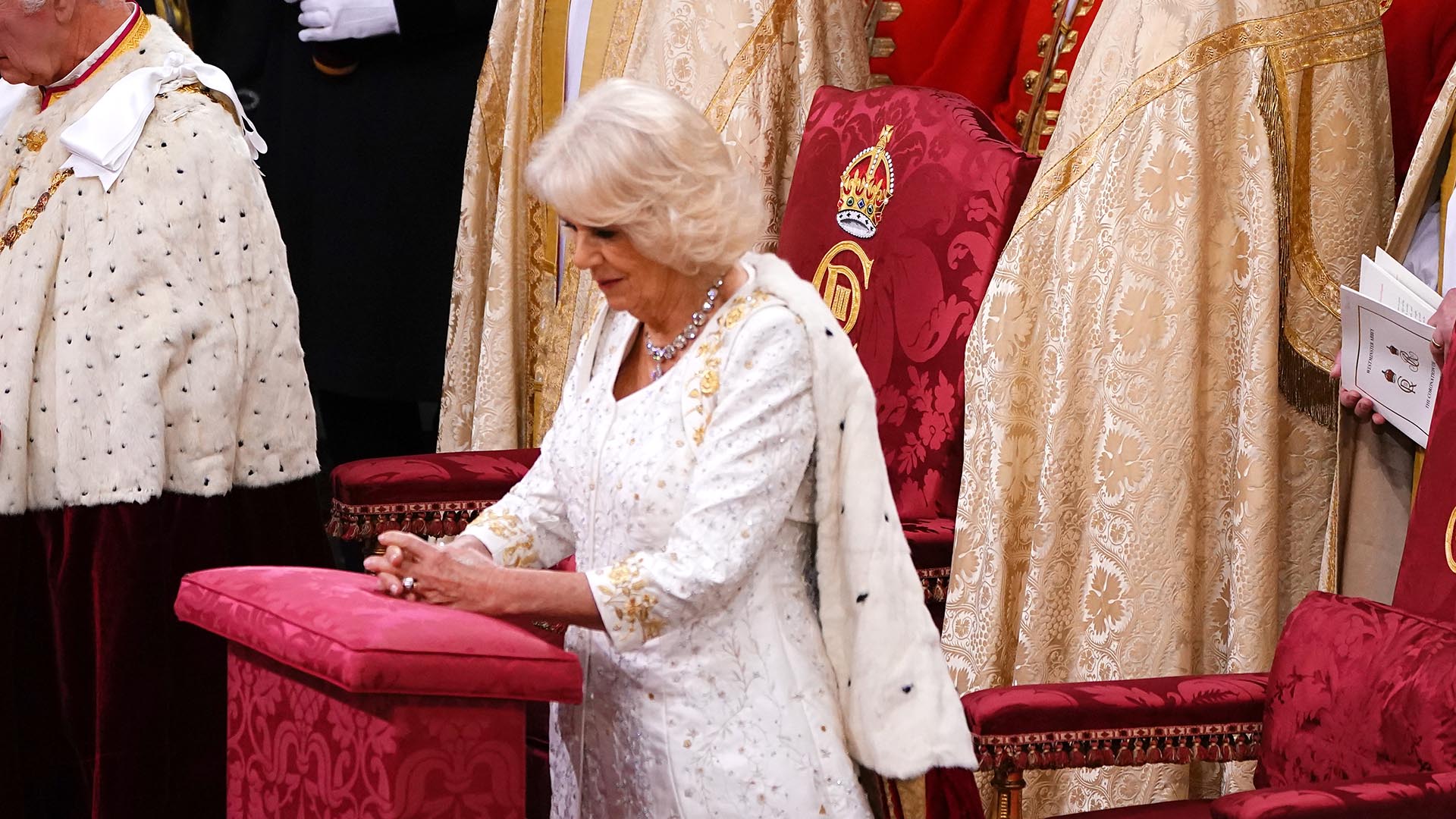 Rainha Camilla Parker escolhe look branco para a coroação