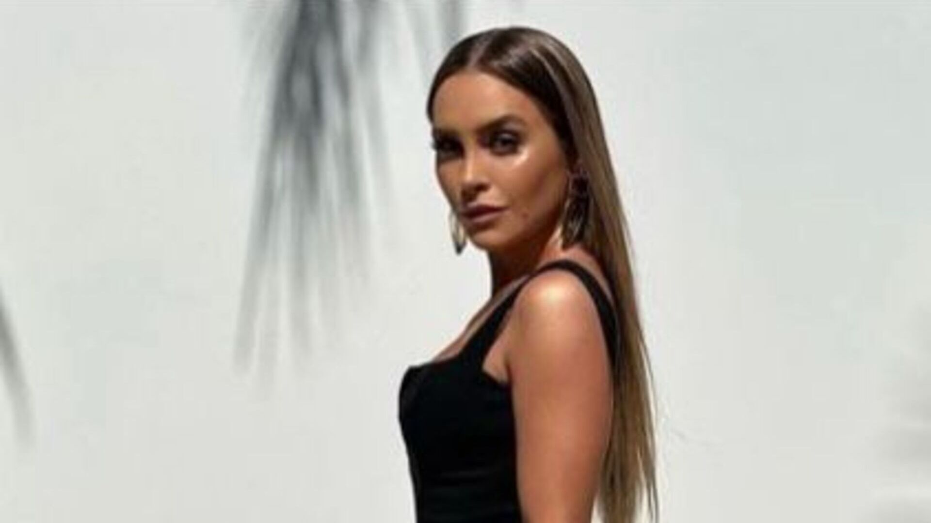 Carla Diaz surpreende ao combinar vestido com peça inusitada em novas fotos